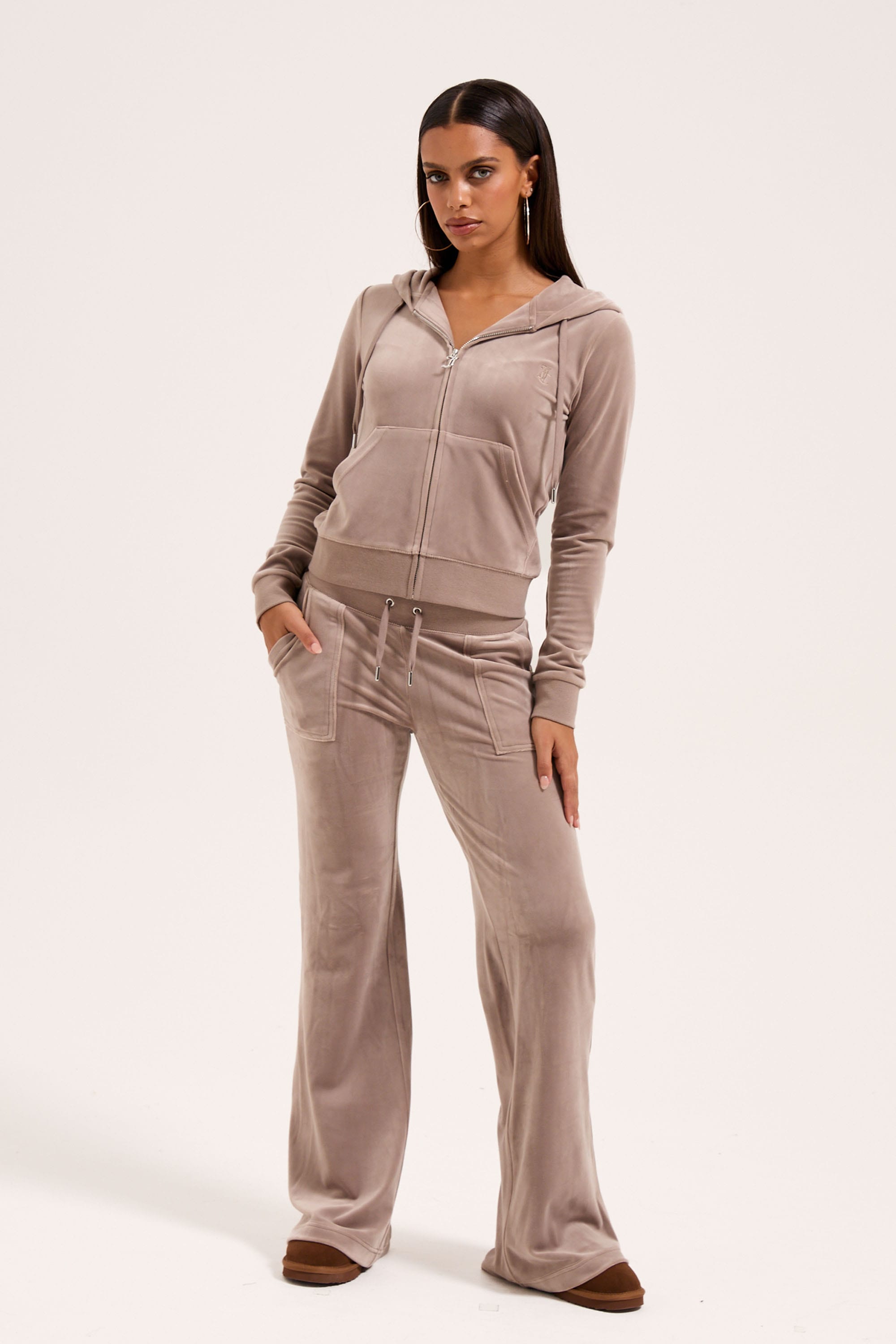 Juicy Couture Sweathose »LAYLA LOW RISE POCKETED FLARE PANT. Damen«  Trainingshose Damen, Sweathose, Velour, Jogginghose mit Glitzer, Sale