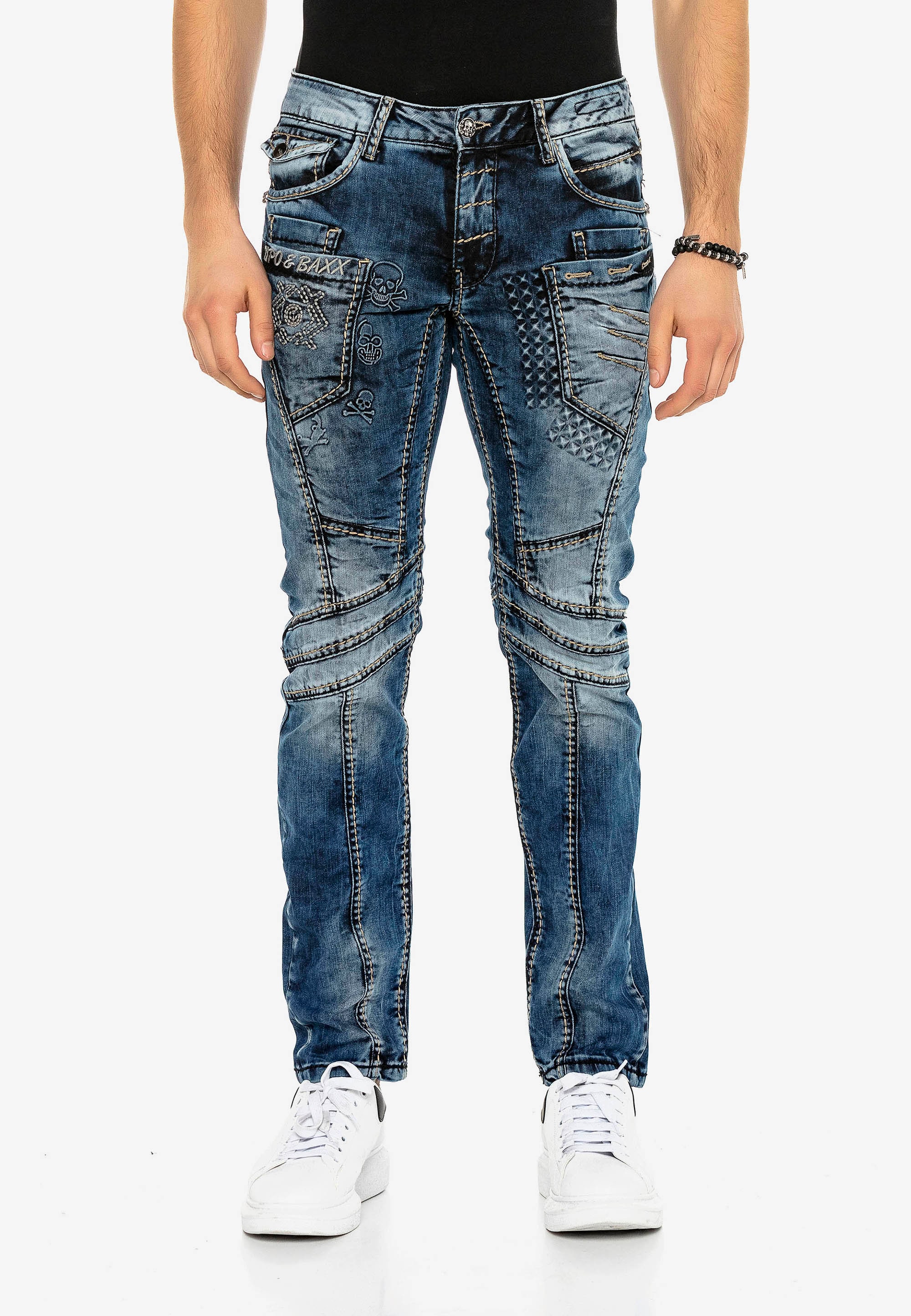 Cipo & Baxx Bequeme Jeans, mit trendigen Ziernähten in Straight-Fit