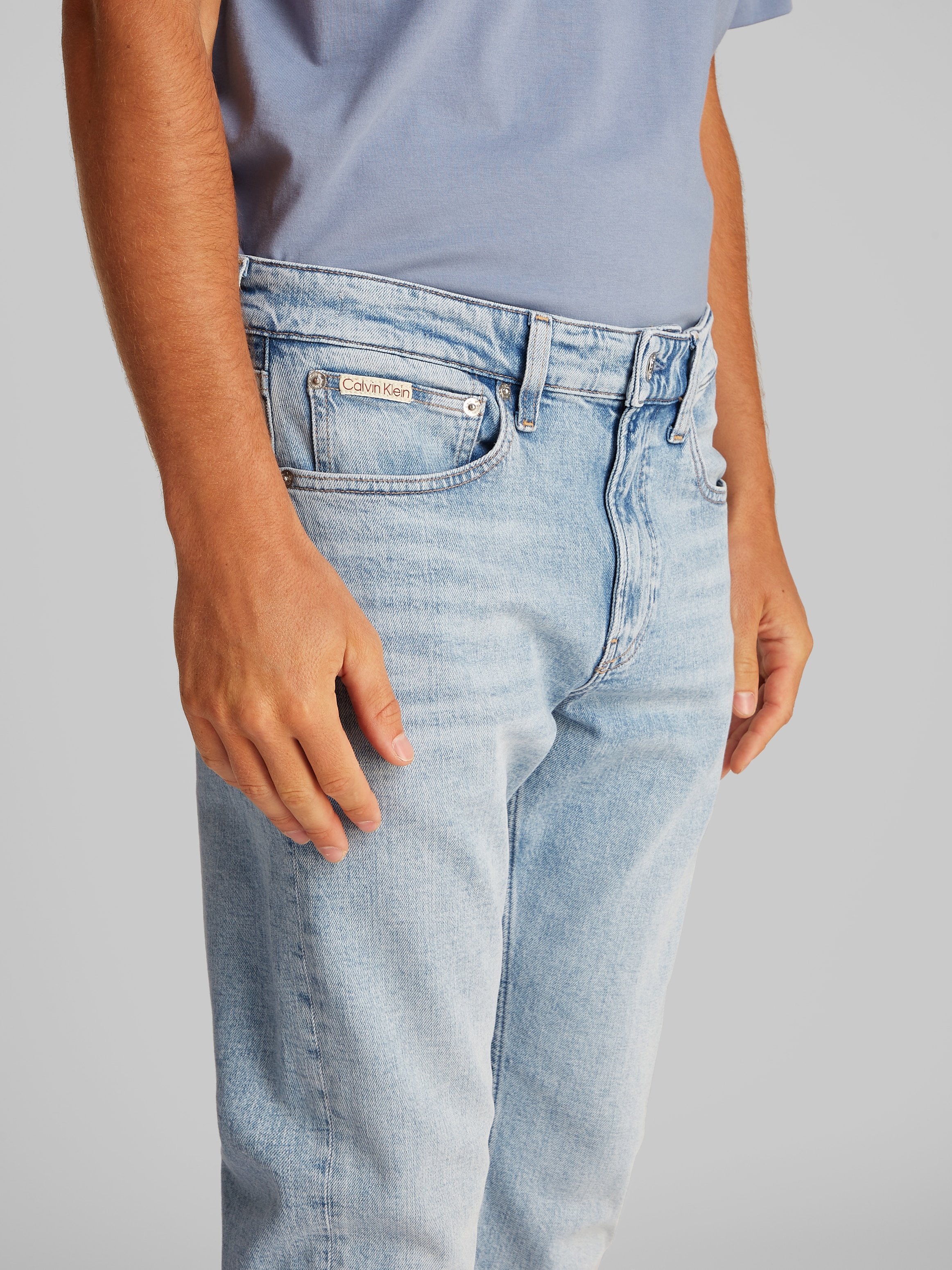 Calvin Klein Jeans Tapered-fit-Jeans »SLIM TAPER«, in hellblauer Waschung