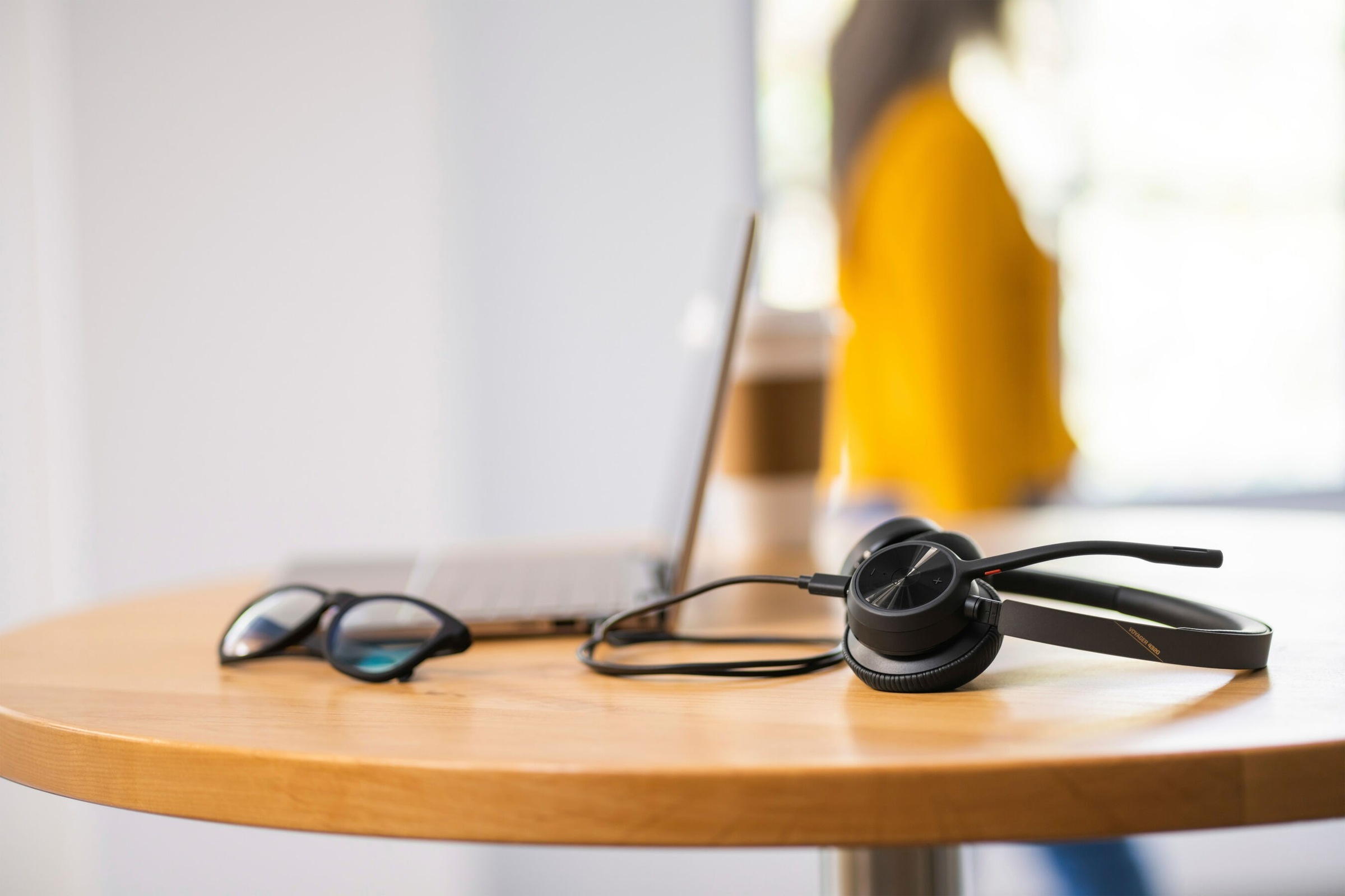 HP Kopfhörer »Voyager 4320-M +BT700 Dongle +Ladestation, für Microsoft Teams zertifi«