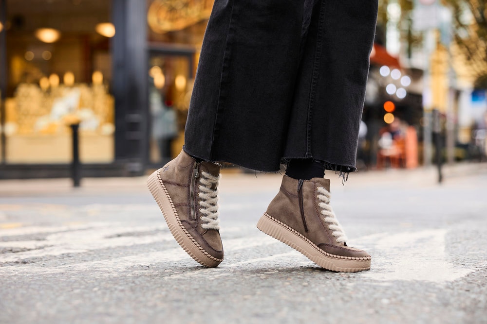 Rieker Schnürboots  Plateauboots, Stiefelette mit extravaganten Schnürsenkeln