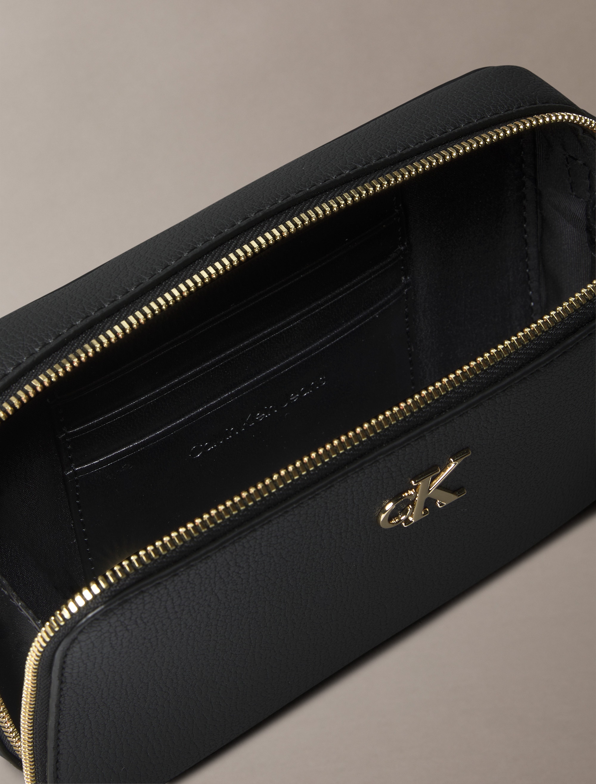 Calvin Klein Jeans Mini Bag »MINIMAL MONO CAMERA BAG«, Abendtasche, kleine Schultertasche, Umhängetasche mit goldenem CK-Logo