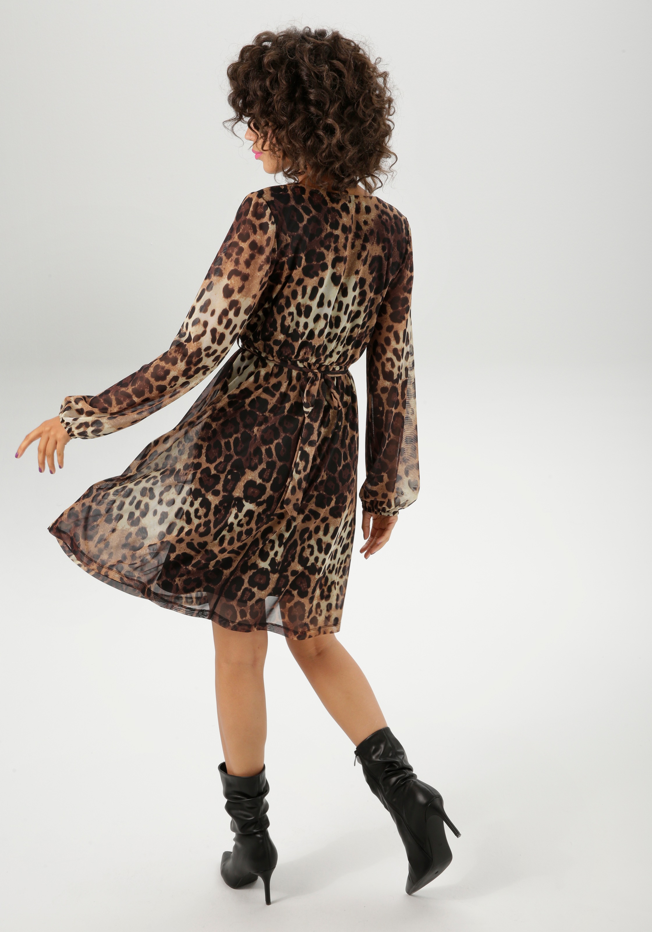 Aniston CASUAL Blusenkleid mit dekorativer Brosche am fixiertem Bindegürtel günstig online kaufen