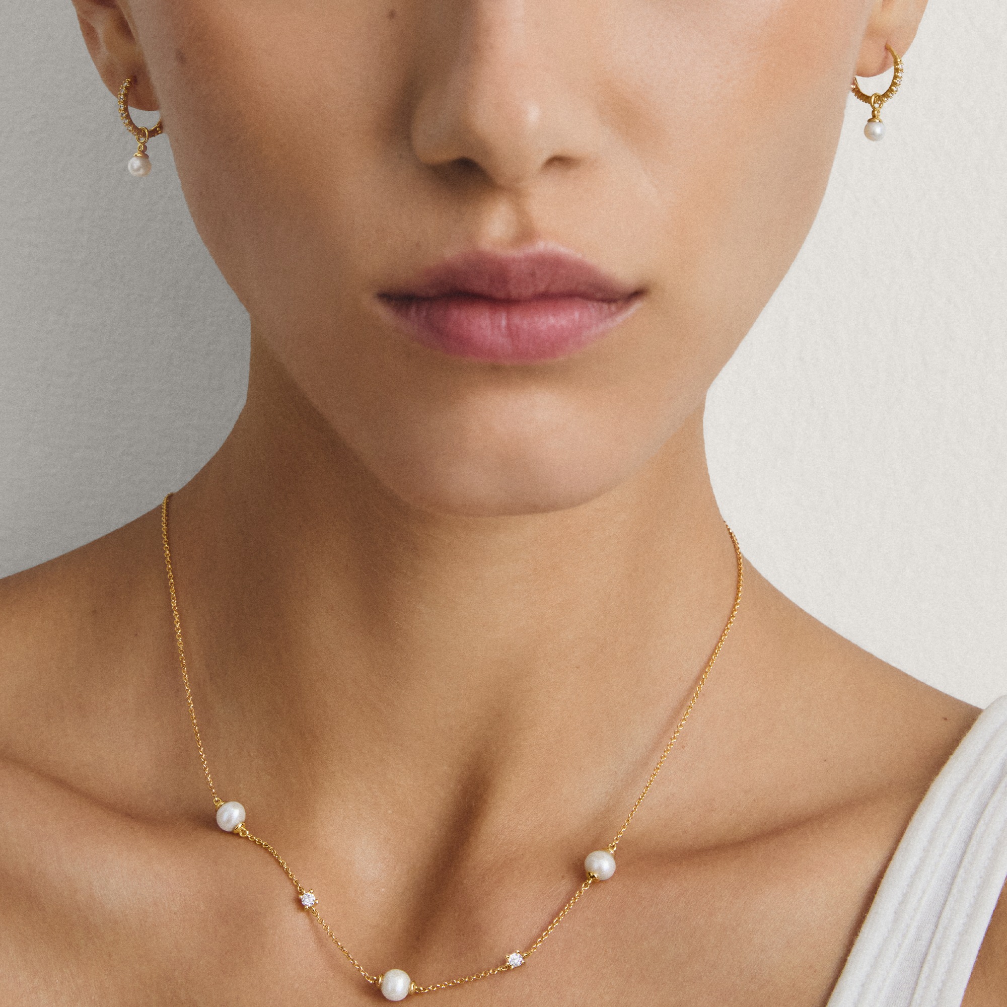 THOMAS SABO Paar Creolen »Gelbgoldfarbene Creole mit Zirkoniasteinen und Perlen-Anhänger« mit Zirkonia (synth.) - mit Süßwasserzuchtperle