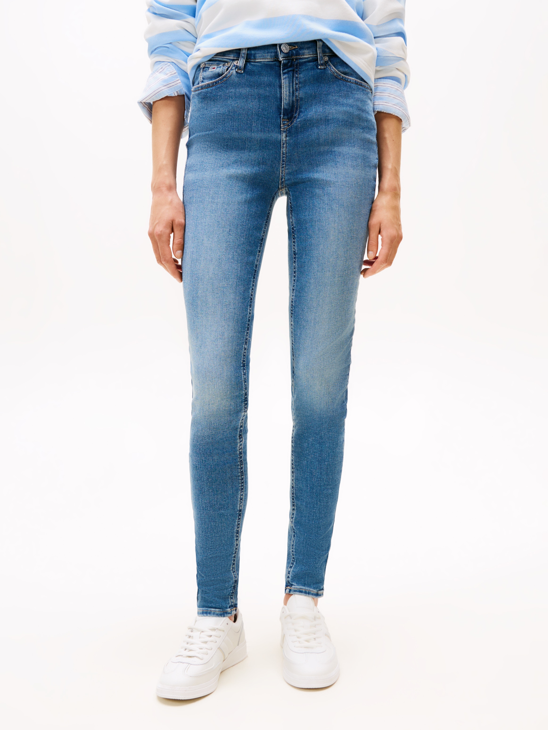 Tommy Jeans Skinny-fit-Jeans "NORA MID RISE" mit Waschung, Logo-Badge