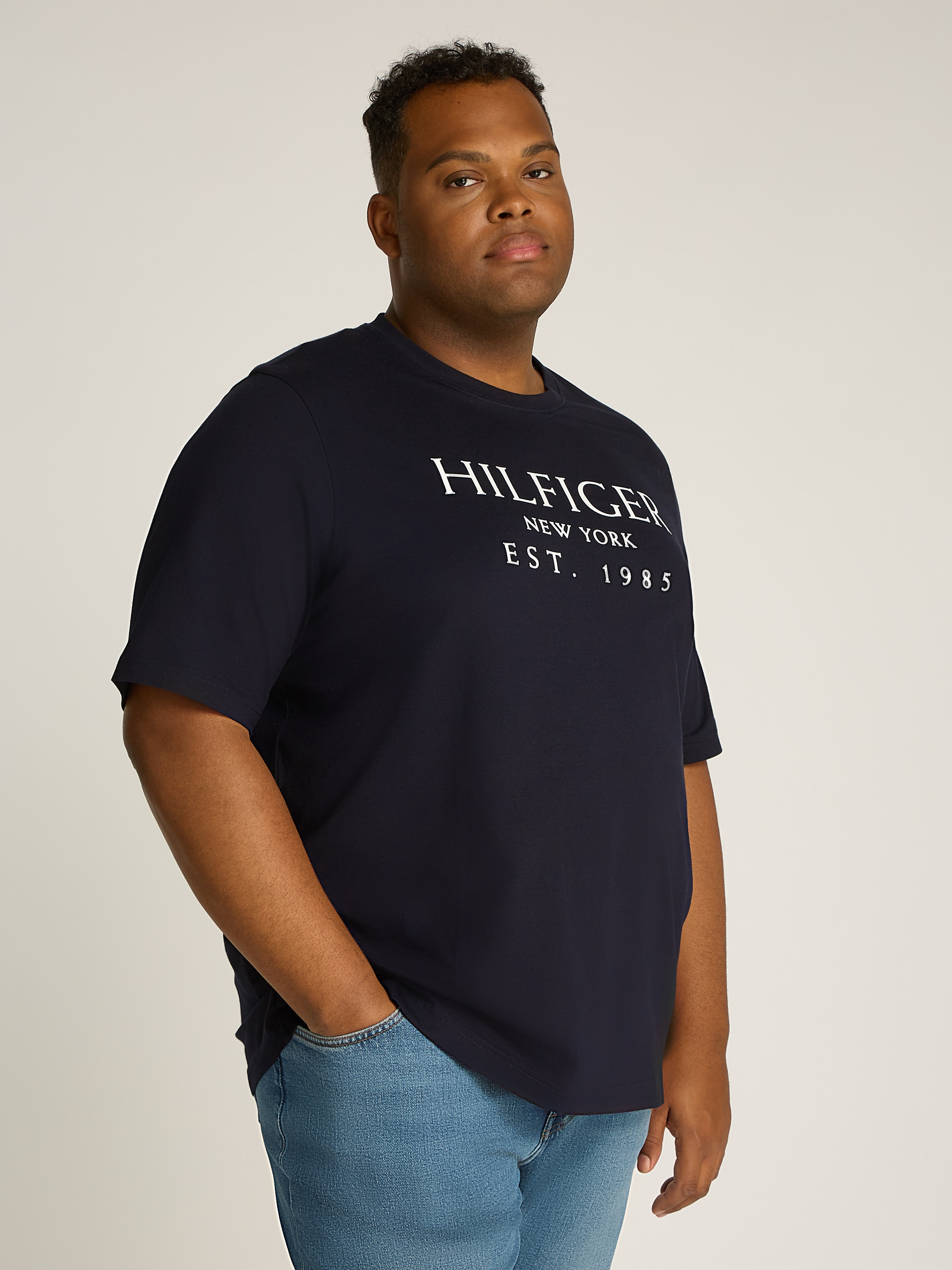 Tommy Hilfiger Big & Tall Rundhalsshirt »BT-BIG HILFIGER TEE-T«, in Großen Größen, mit Logoschriftzug, Rundhals