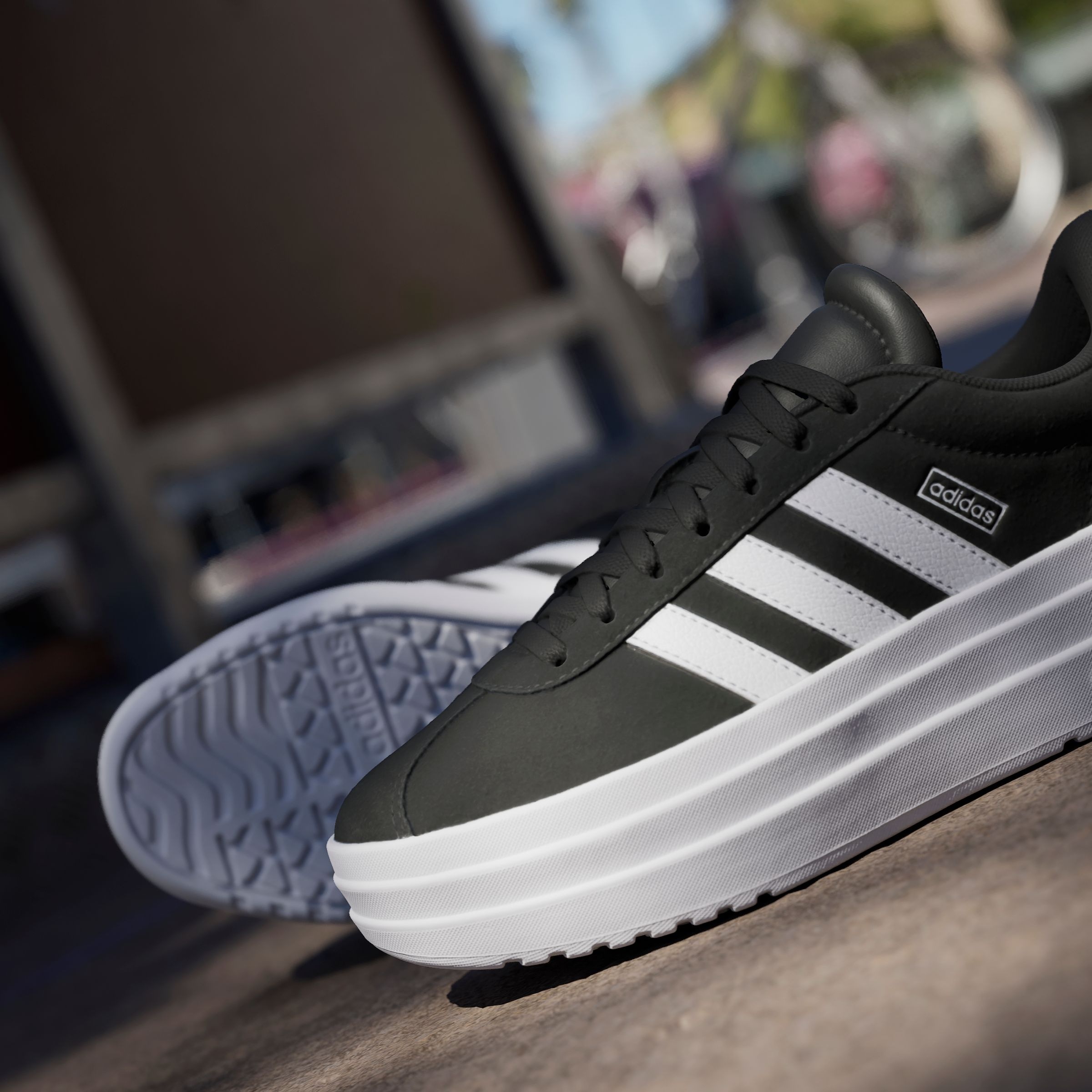 adidas Sportswear Plateausneaker »VL COURT BOLD LIFESTYLE KIDS«, Design auf den Spuren des adidas Gazelle Bold