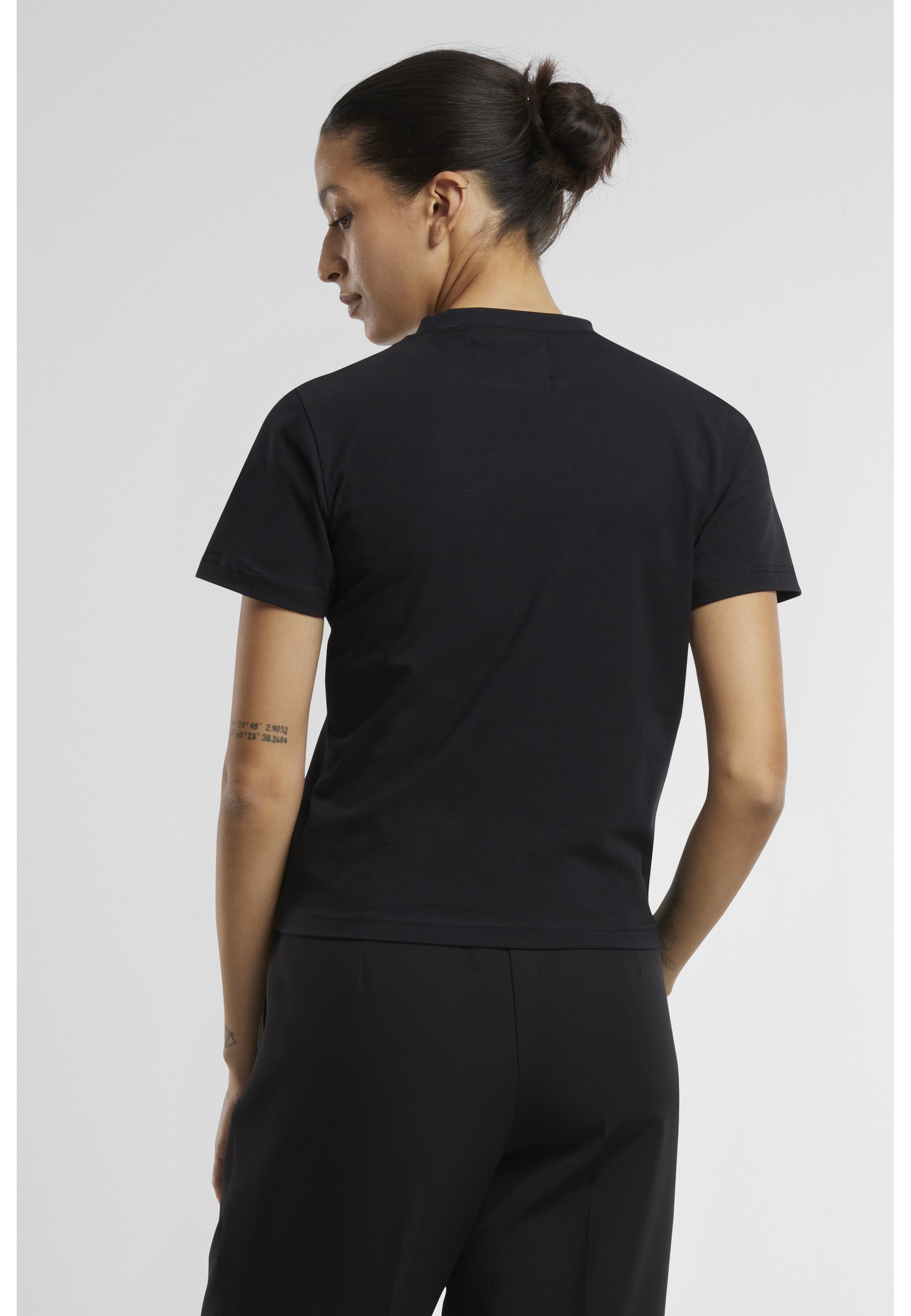 PEQUS T-Shirt »PEQUS PEQUS Fitted Outlined Mythic Logo T-shirt« 1 Stk.