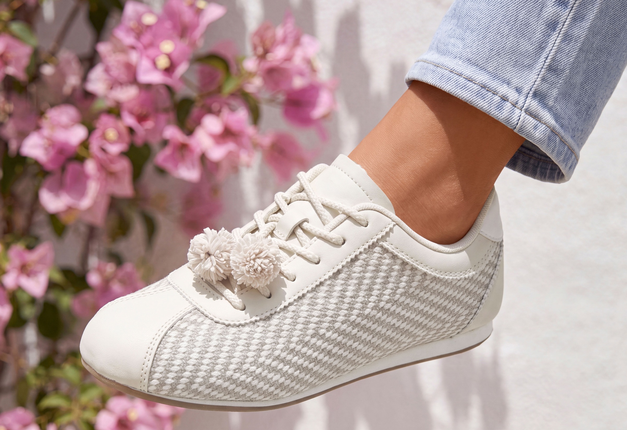 LASCANA Sneaker »Halbschuh, Sneaker, Schnür-Sneaker«  Komfortabler Material-Mix mit abnehmbarem Anhänger VEGAN
