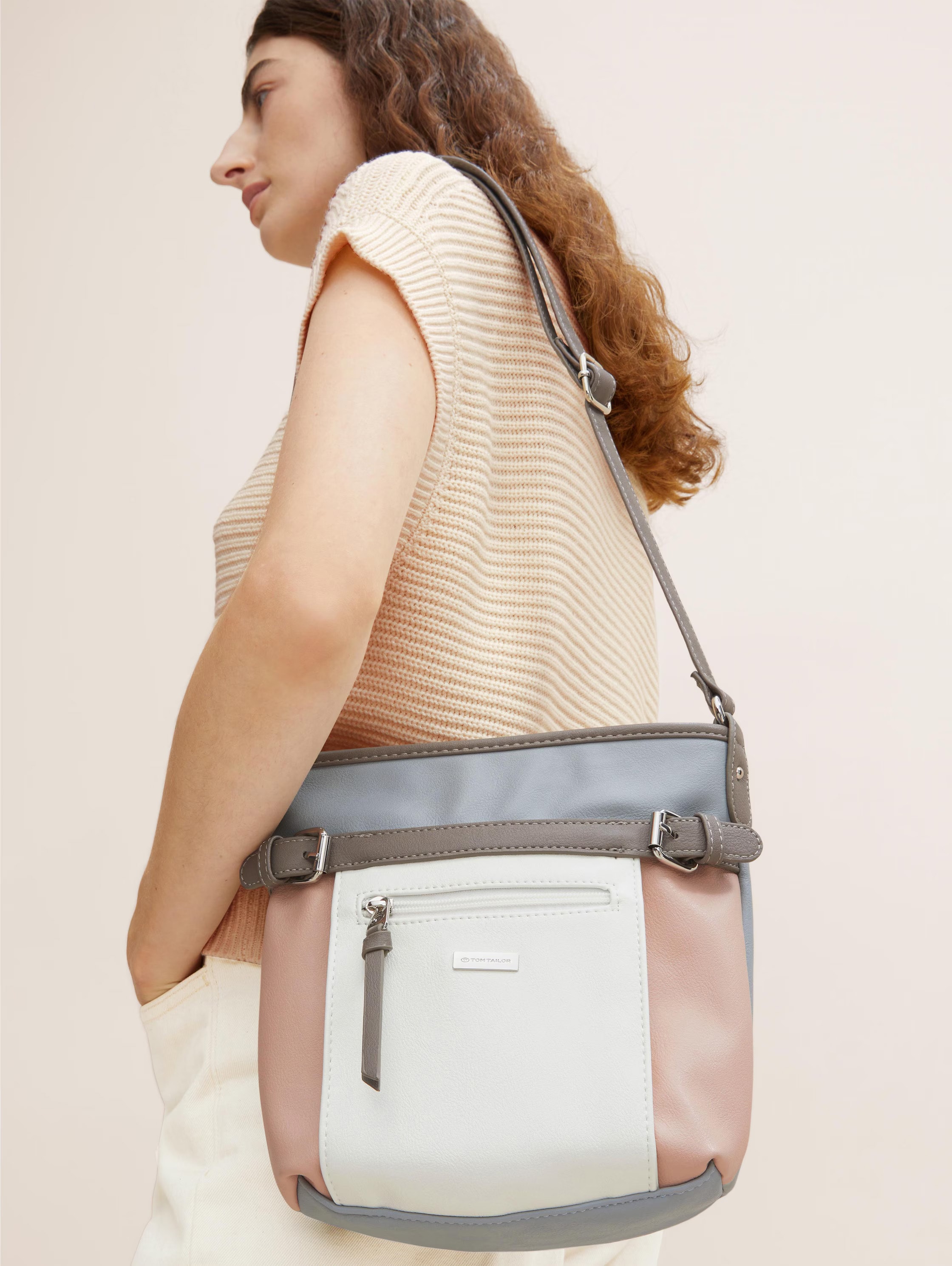 TOM TAILOR Umhängetasche »Juna« aus soft genarbtem ledrigen Material mit glänzenden Metall-Accessoires