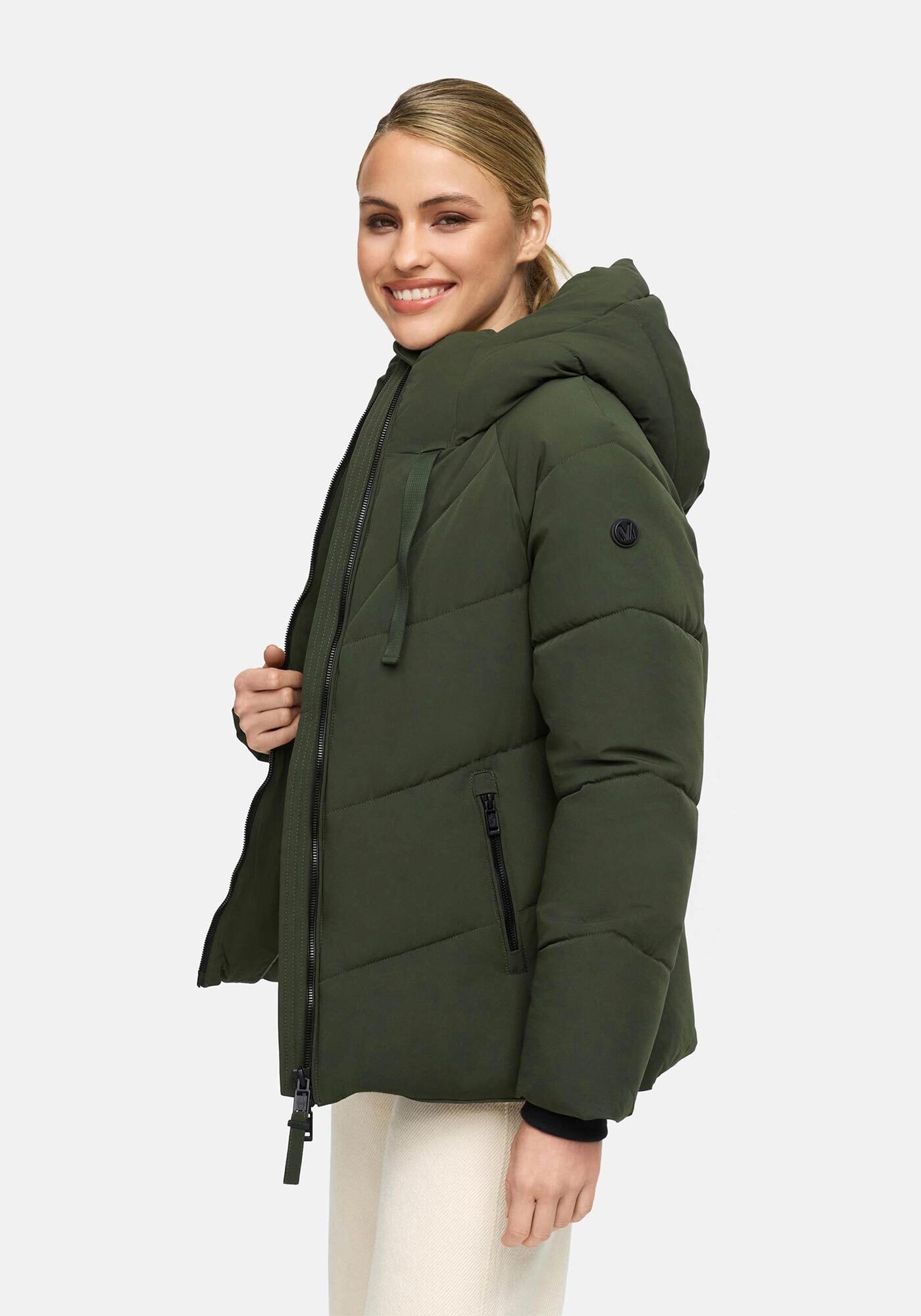 Marikoo Winterjacke »Kwamee«, Schräg gesteppte Winterjacke mit fester Kapuze