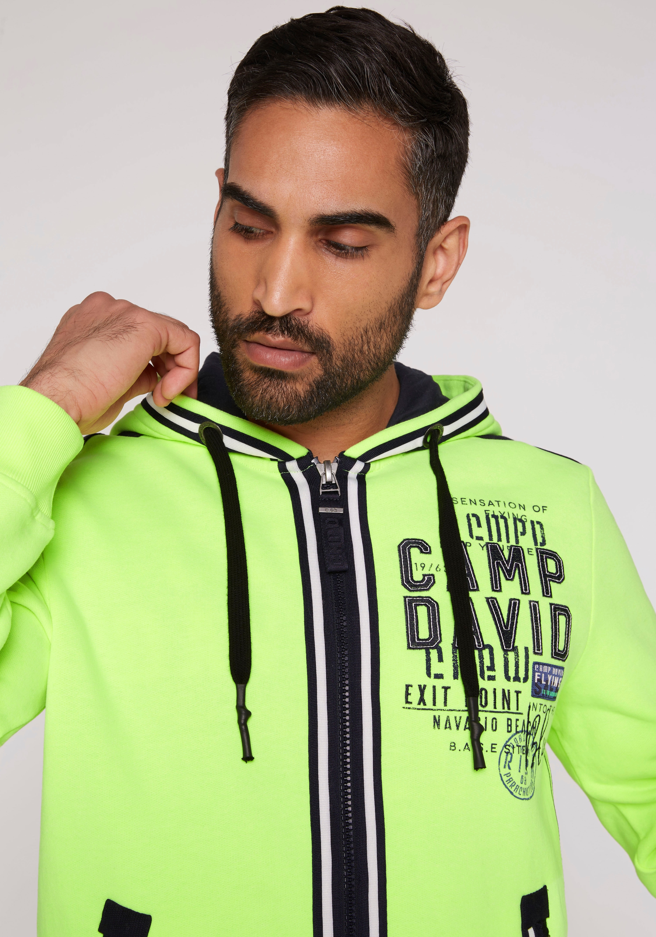 mit BAUR und auf kaufen Label-Applikationen CAMP Vorder- Kapuzensweatshirt, | Rückseite DAVID ▷