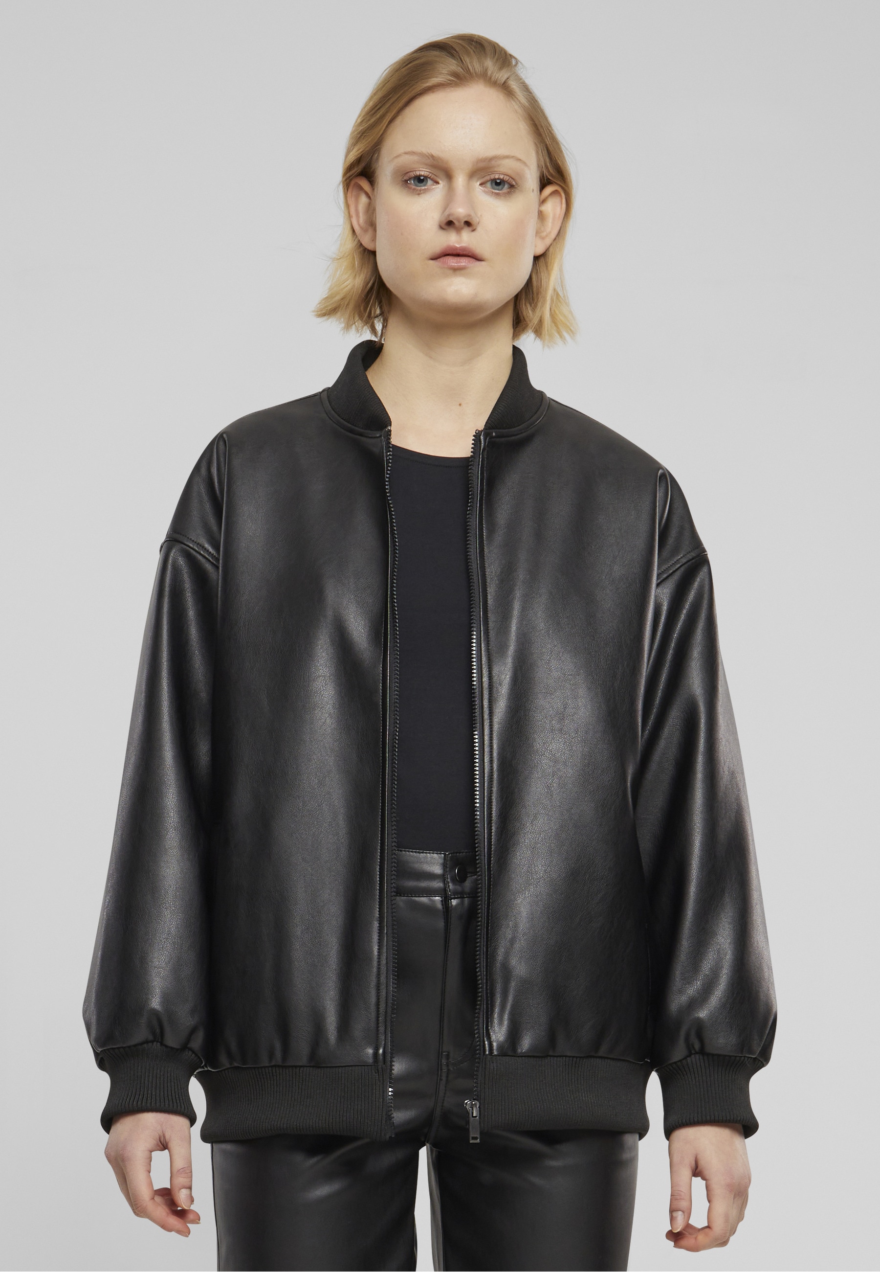 URBAN CLASSICS Lederjacke »Urban Classics Ladies Synthetic Leather Bomber Jacket« 1 Stk. tlg. ohne Kapuze