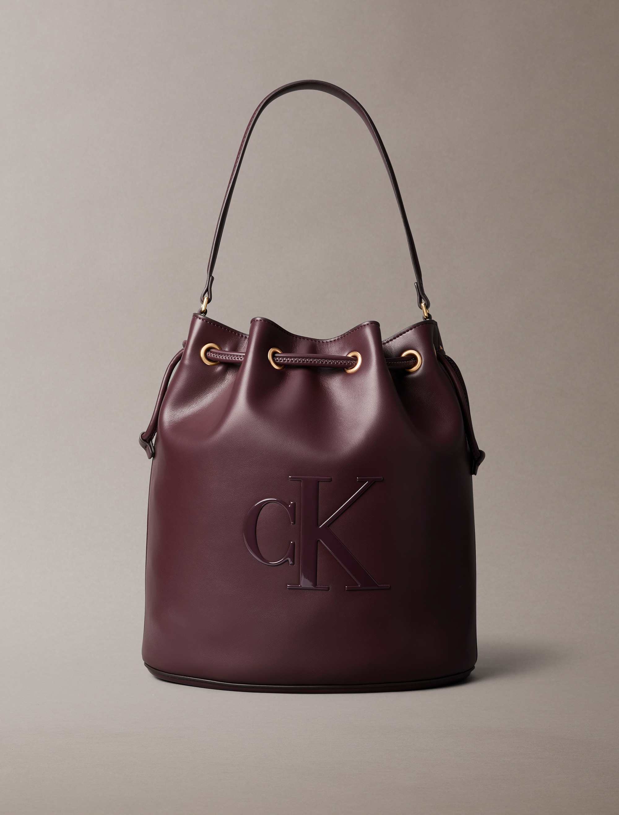 Calvin Klein Beuteltasche »RAISED CK LARGE BUCKET BAG«, Henkeltasche, Damen Handtasche mit großem CK-Logo