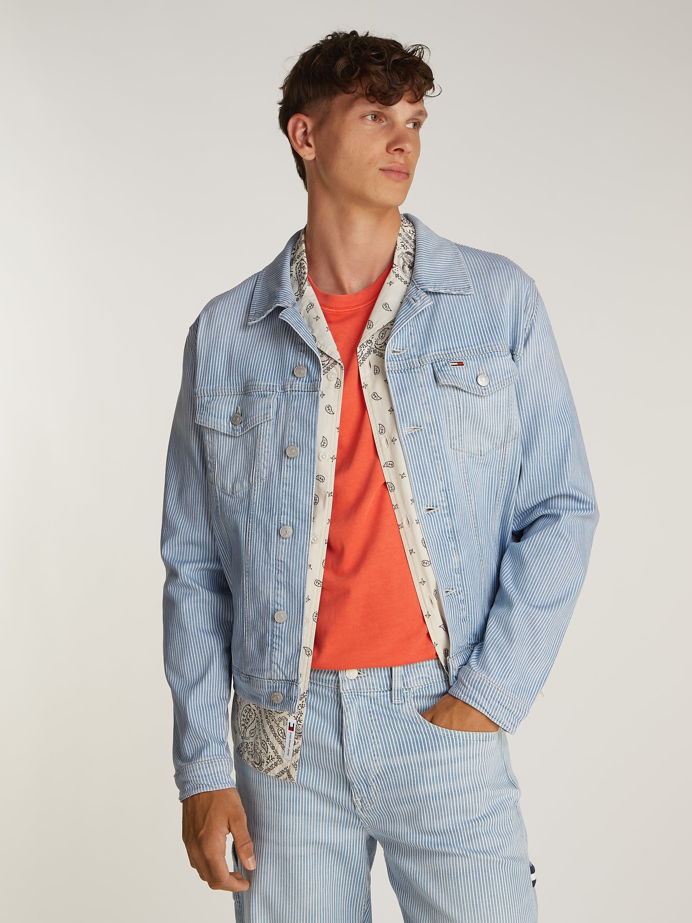 Tommy Jeans Jeansjacke »RYAN RGLR TRCKR JCKT BI6132«, fein gestreift