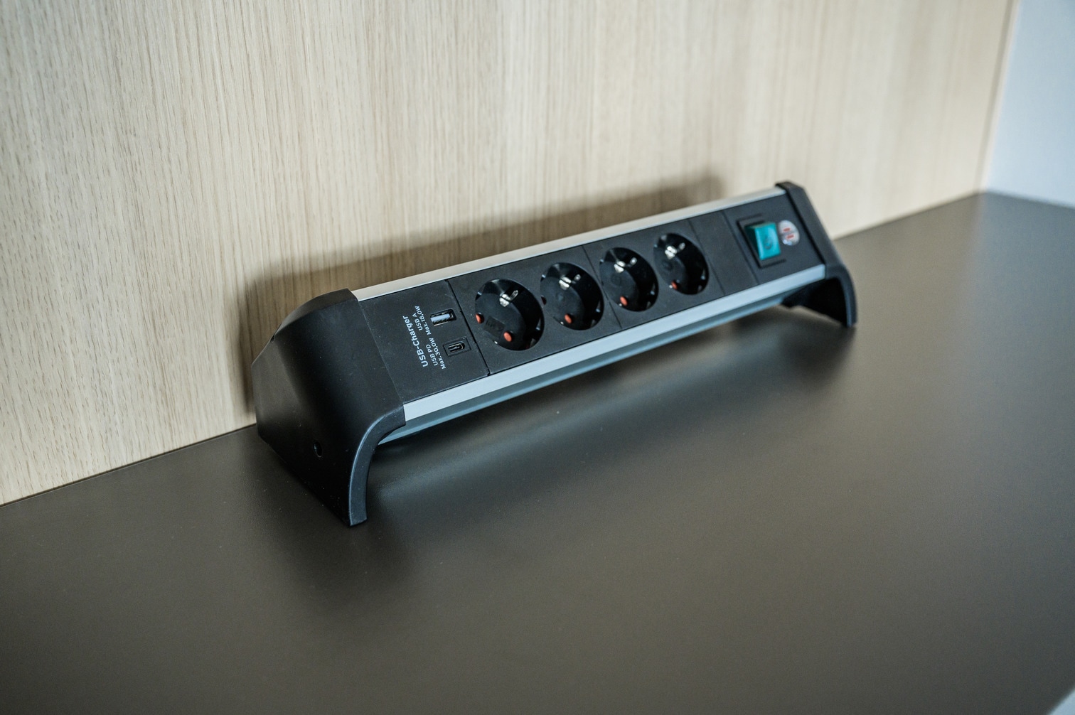 Brennenstuhl Steckdosenleiste »Alu-Office-Line«, 4-fach, mit USB Power-Delivery Typ C zum Schnellladen und 1x USB-A