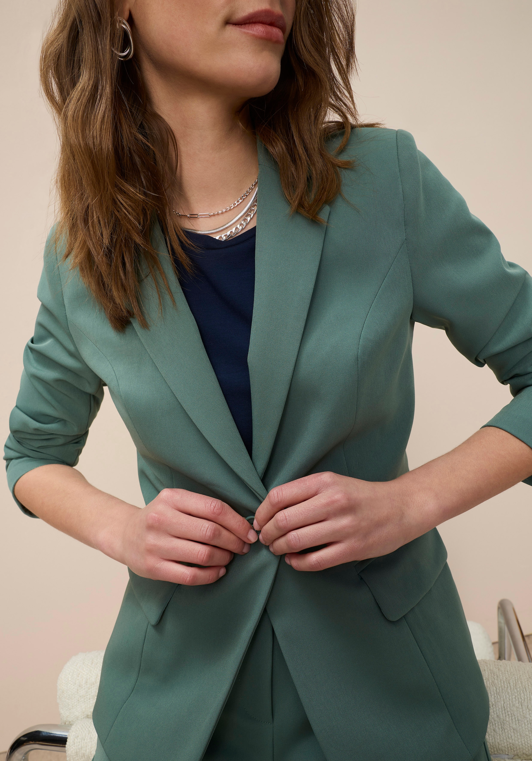 Tamaris Kurzblazer »mit figurbetonter Passform« in Trendfarben - mit passender Hose