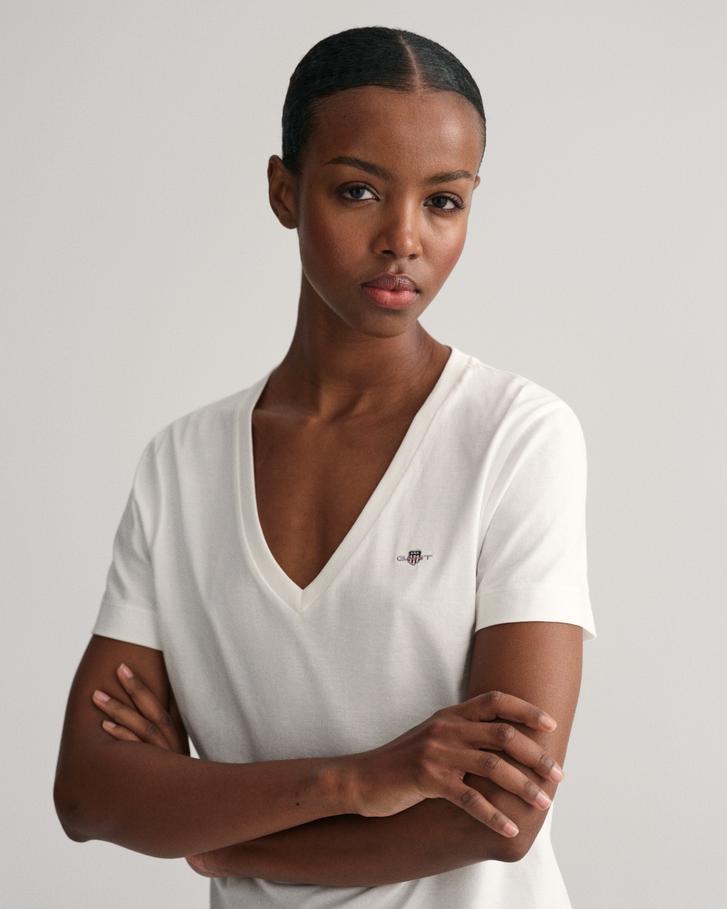 Gant T-Shirt »REG SHIELD KA V-NECK T-SHIRT«, mit einer kleinen Logostickerei auf der Brust