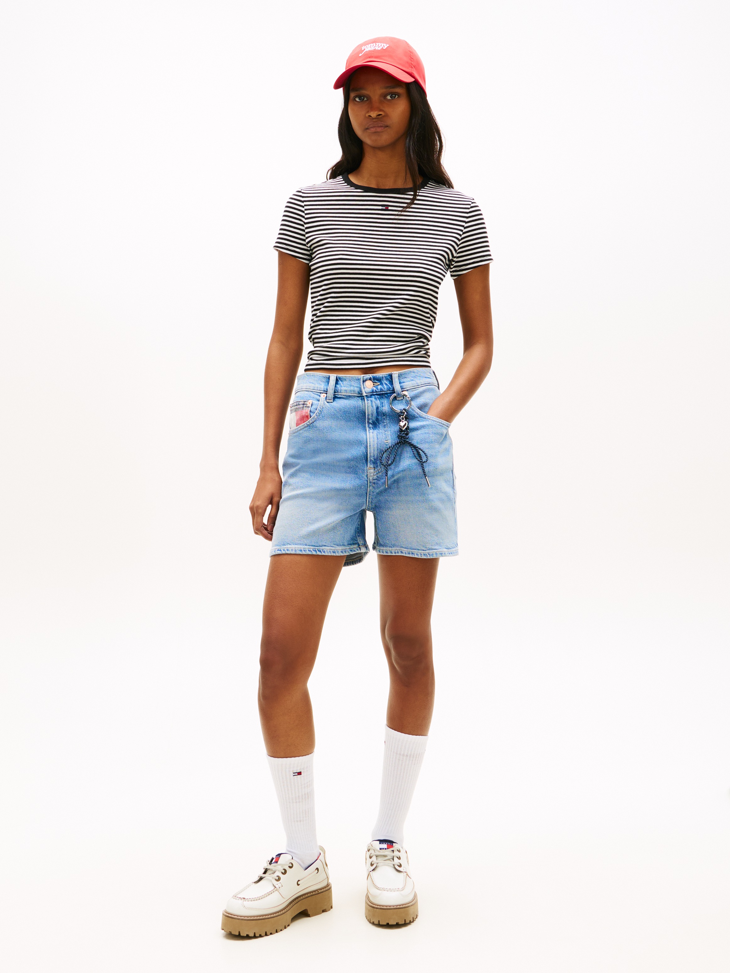 Jeansshorts TOMMY JEANS "MOM SHORT RWB BJ8131", Damen, Gr. 33, N-Gr, denim medium, Denim/Jeans, Obermaterial: 81% Baumwolle, 18% Lyocell, 1% Elasthan, straight fit kurz, Jeans Jeansshorts, Straight Fit, Baumwoll-Mix mit Stretch 2