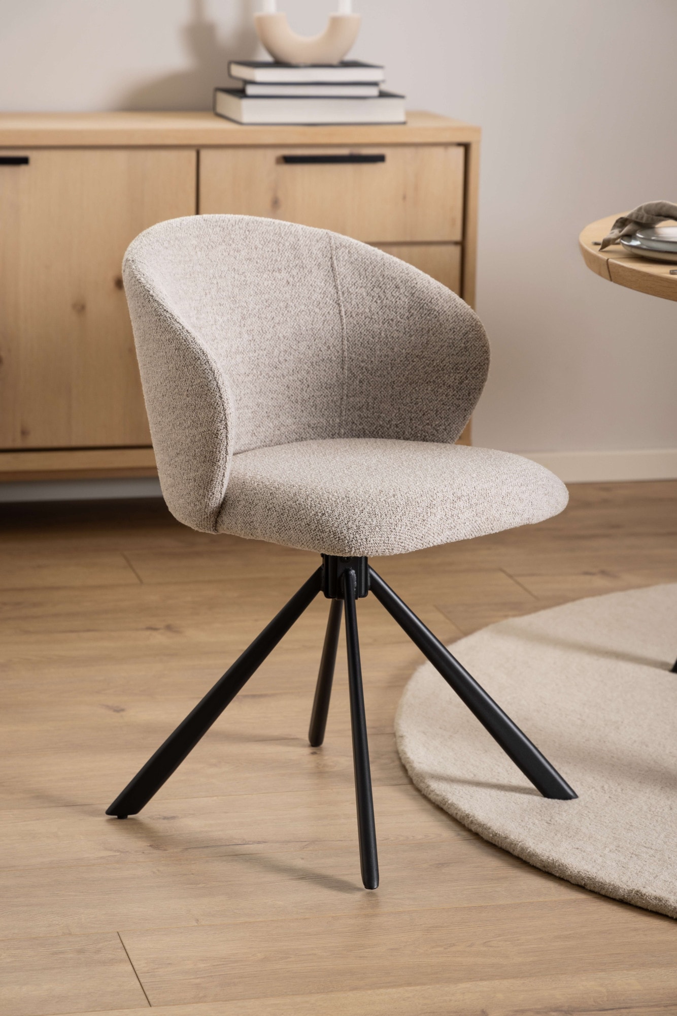 ACTONA GROUP Esszimmerstuhl »Pippa Armlehnstuhl, Drehstuhl,«, Luxus-Microfaser, beiger Stoff, schwarze Stahlbeine, Nähte, Drehbar, 2er-Set.