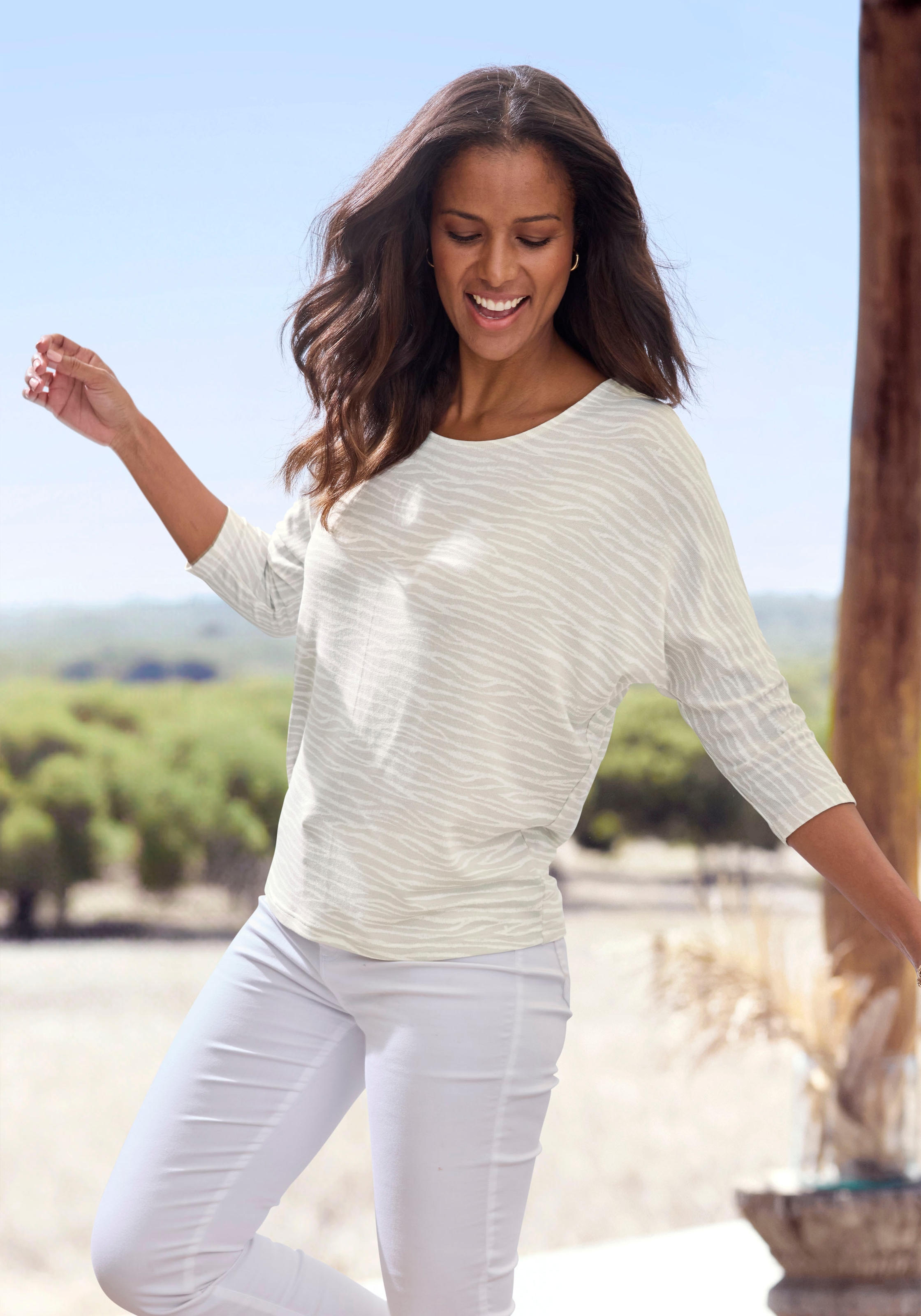 LASCANA 3/4-Arm-Shirt »mit modischem Zebra-Muster«, aus weichem Viskose-Strick
