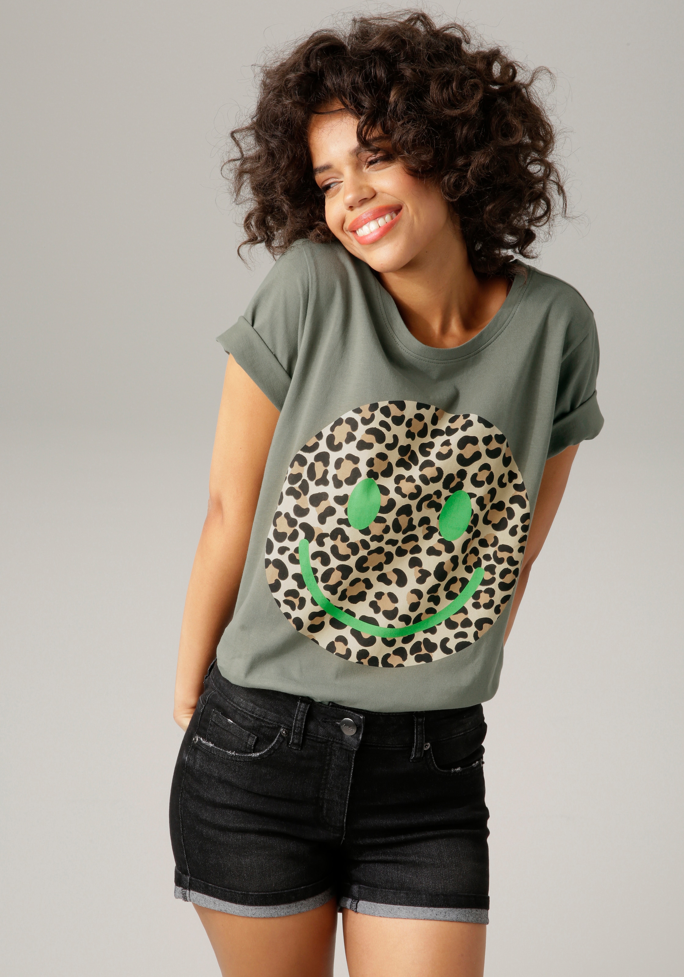 Aniston CASUAL BAUR mit für | Animal-Look bestellen im T-Shirt, Smiley-Frontprint