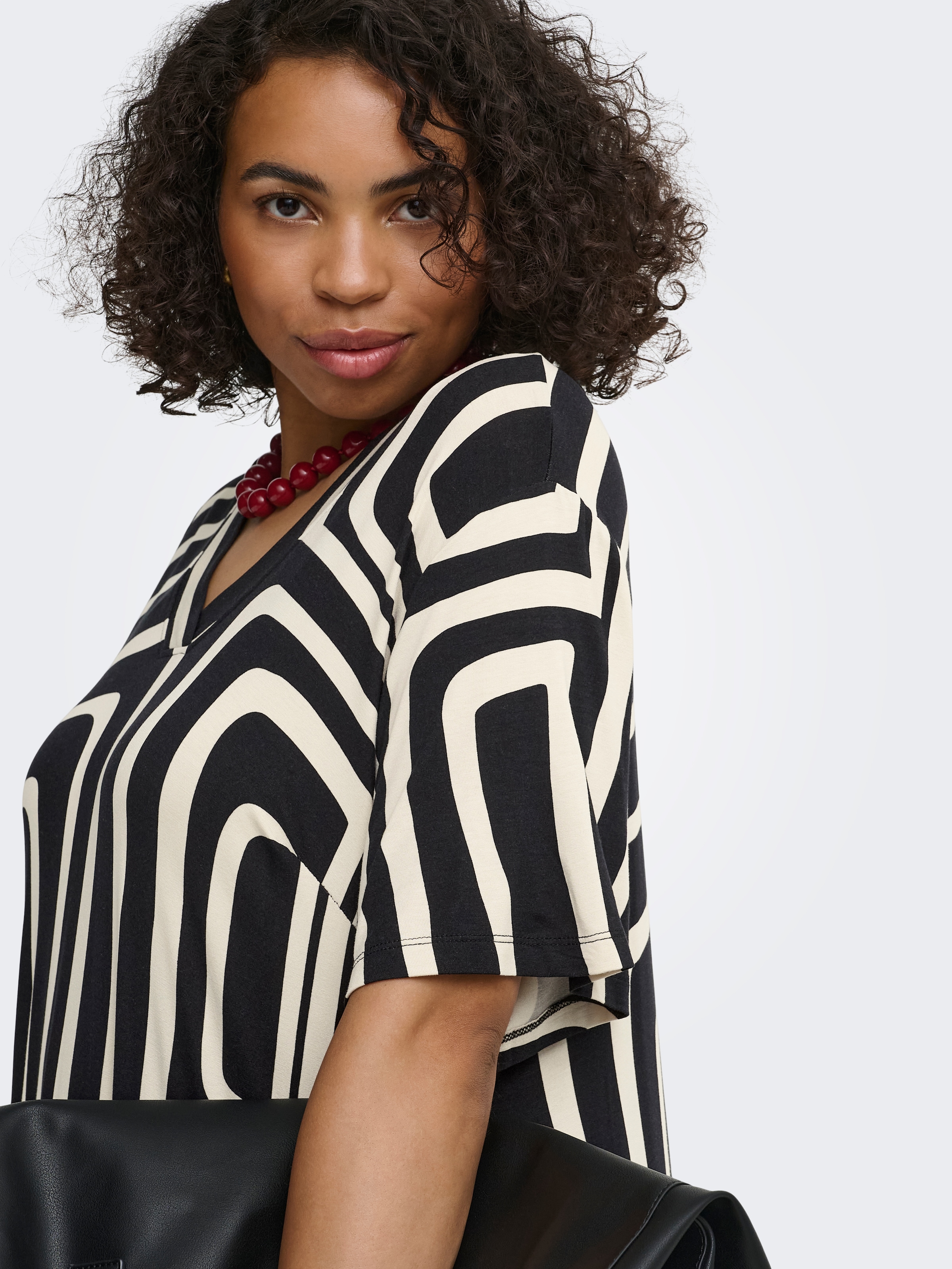 ONLY CARMAKOMA Shirtkleid »CARFYRLA LIFE S/S V-NCK BLK AOP DRE NOOS« Viskosemischung, regular fit