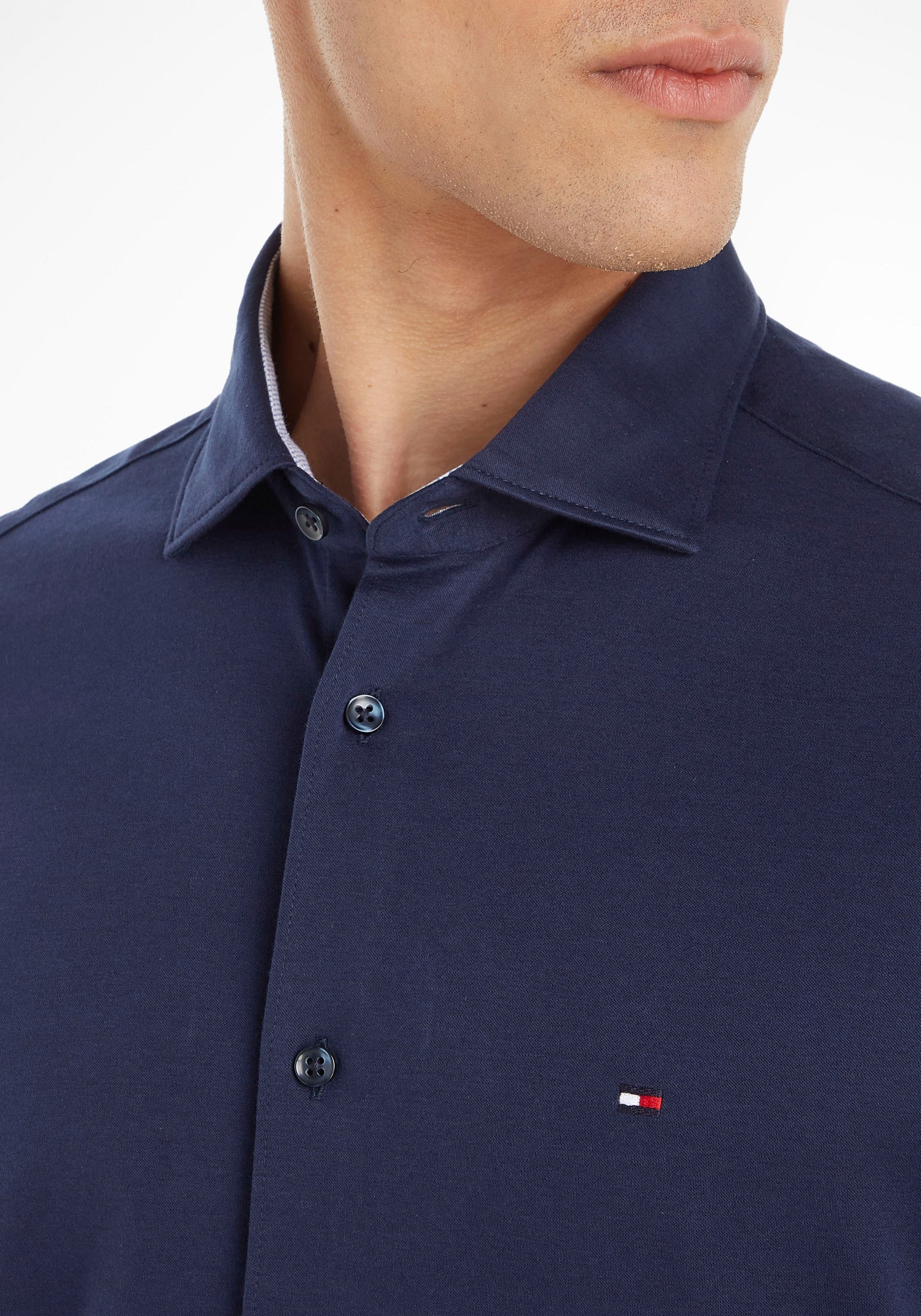 Tommy Hilfiger TAILORED Langarmhemd »CL JERSEY SOLID SF SHIRT«, (1 tlg.), mit einem farblich abgesetzten Knopf