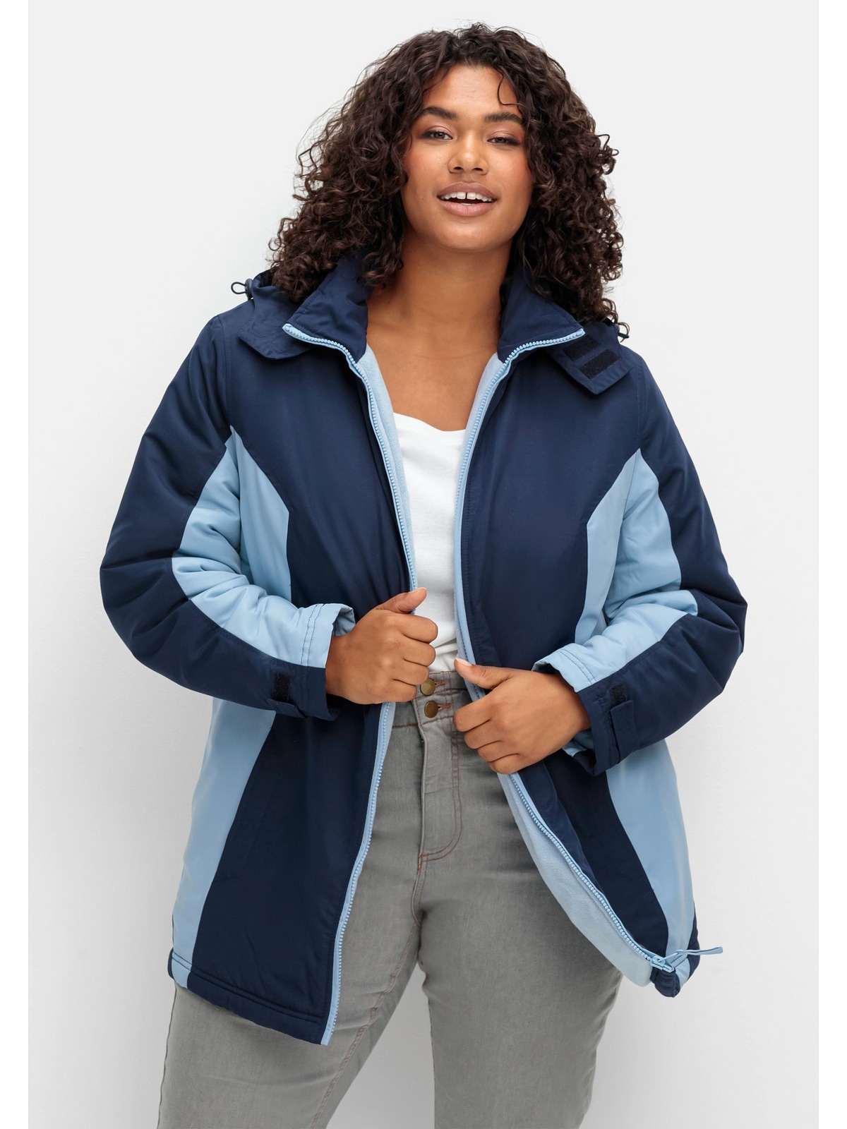 BAUR Größen«, Outdoorjacke »Große kaufen Kapuze, wind- wasserabweisend Sheego und mit |