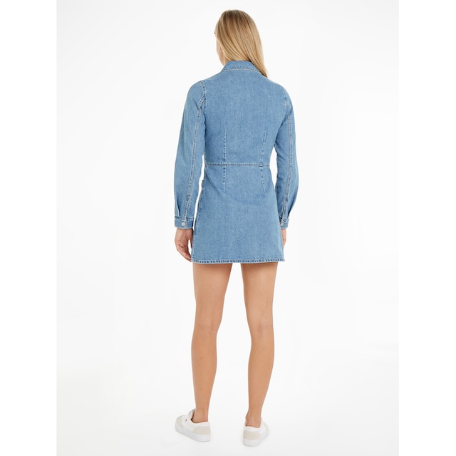 Krageninneren dezentem Tommy | MINI LS BAUR DENIM am »TJW mit bestellen Jeans Jeanskleid BADGE DRESS«, Kontrastband