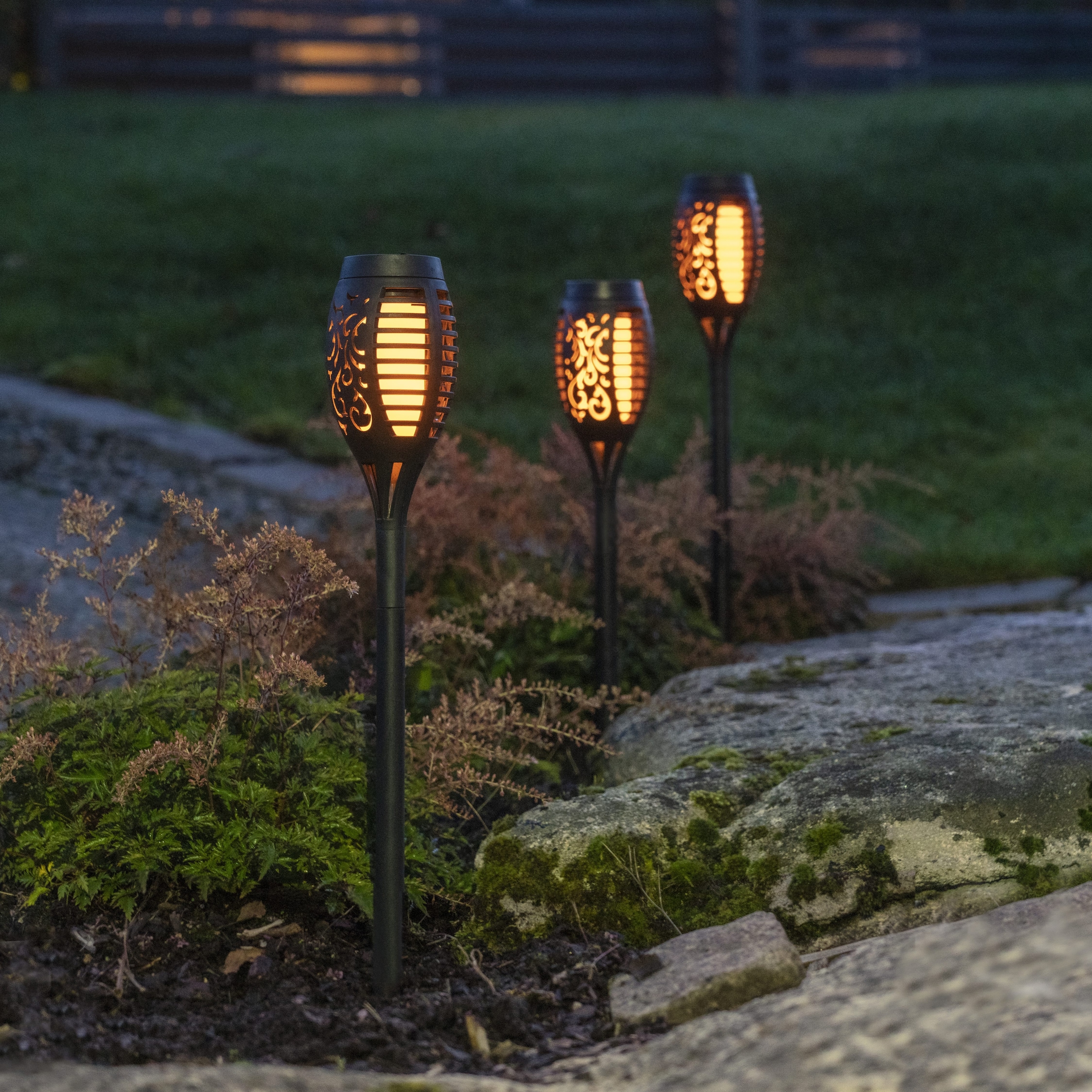 Parforce Traditional Hunting LED Solarleuchte »Solar-Wegleuchte Flame Mini« LED-Board 3 Stk. Extra-Warmweiß 3er-Set, Flammeneffekt, Dämmerungssensor, Mini-Fackelform