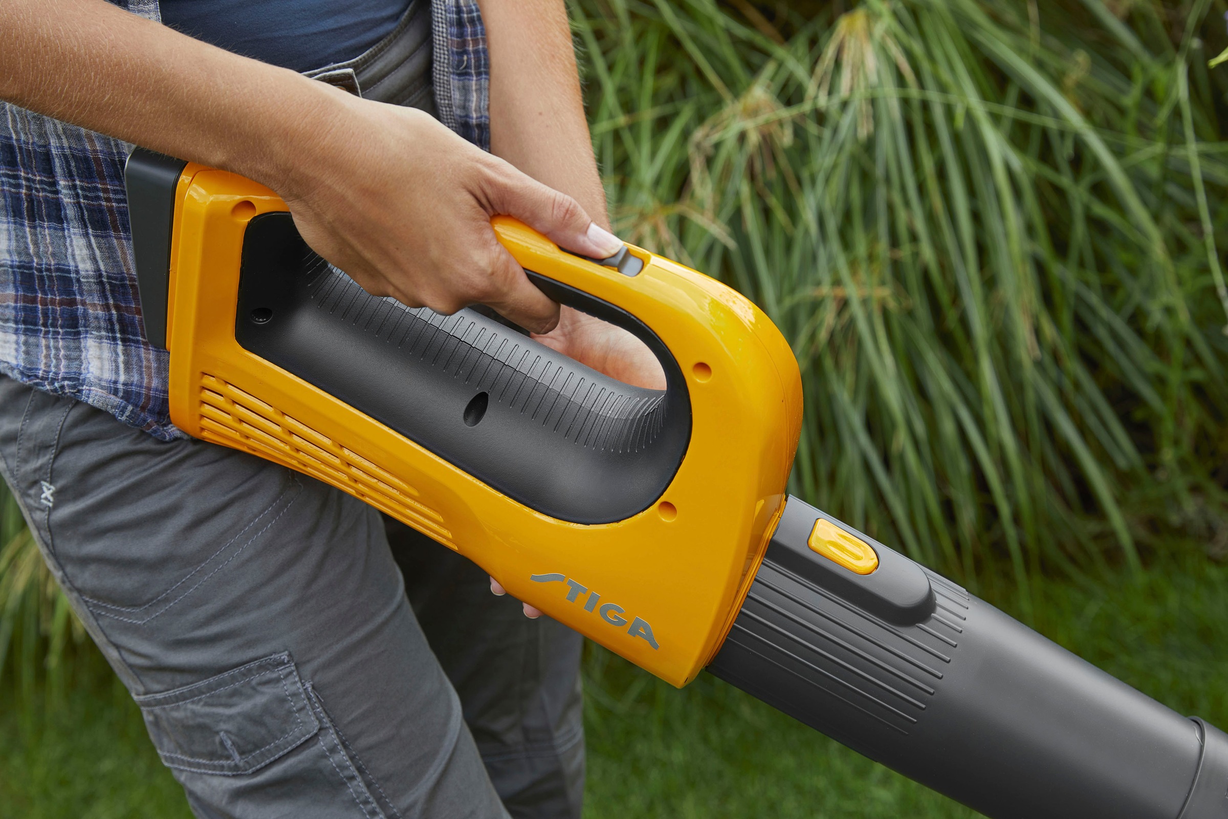 STIGA GARDEN Akku-Laubbläser »BL 100e«, (Spar-Set), 129 km/h Blasgeschwindigkeit, mit Akku 20V/4Ah und Ladegerät