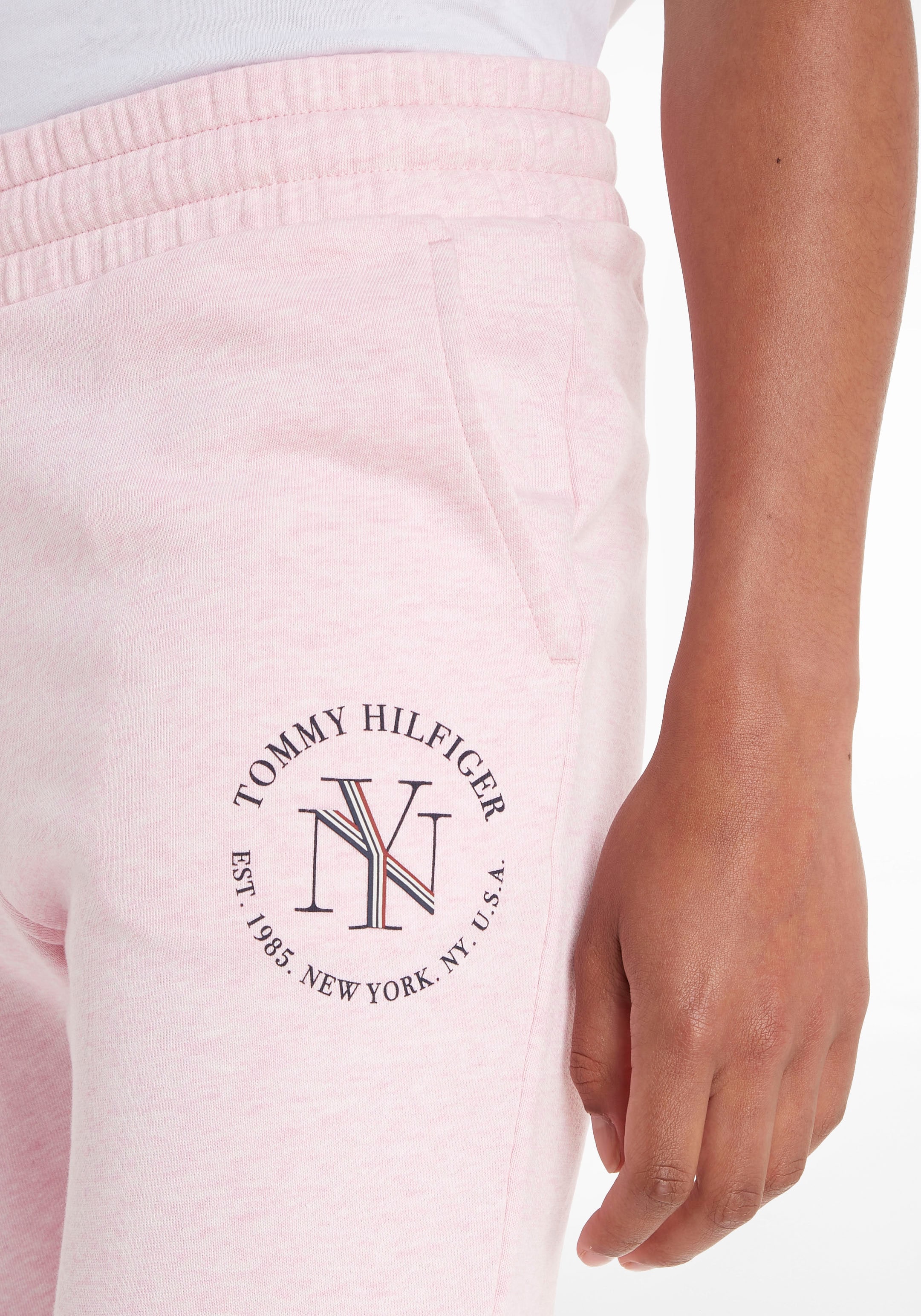 Tommy Hilfiger Sweatpants »TAPERED für Markenlabel Tommy BAUR | NYC mit SWEATPANTS«, ROUNDALL kaufen Hilfiger