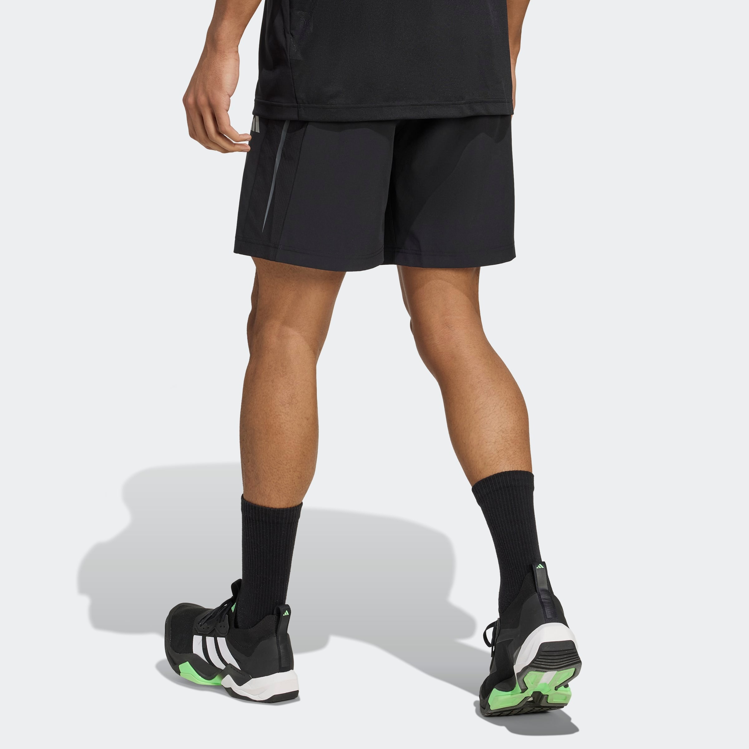 adidas Performance Shorts »TECH APP GFXSHO«  aus weichem Stretchmaterial, mit Mesh-Belüftungseinsatz