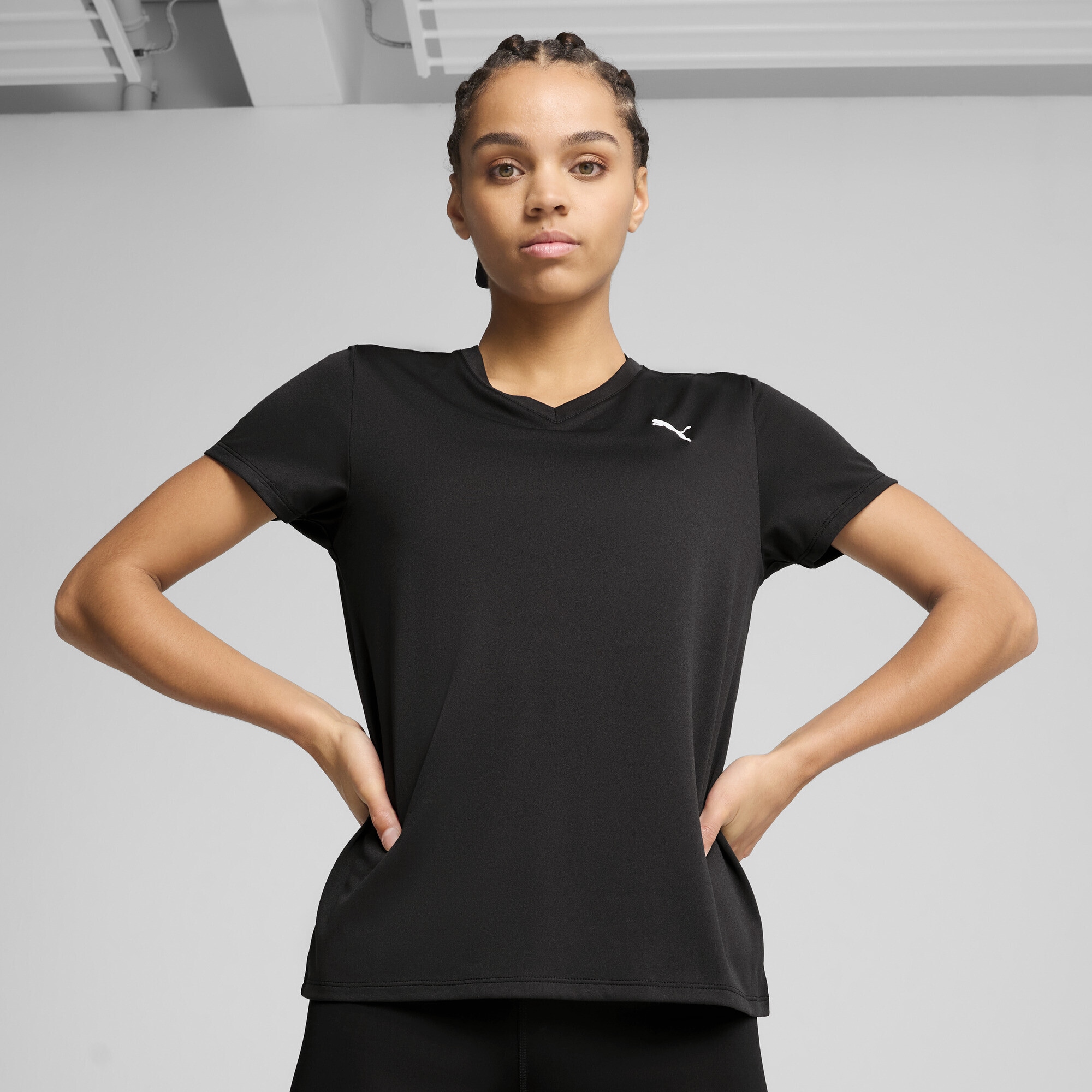 PUMA Trainingsshirt »TAD ESSENTIALS T-Shirt mit V-Ausschnitt Damen«