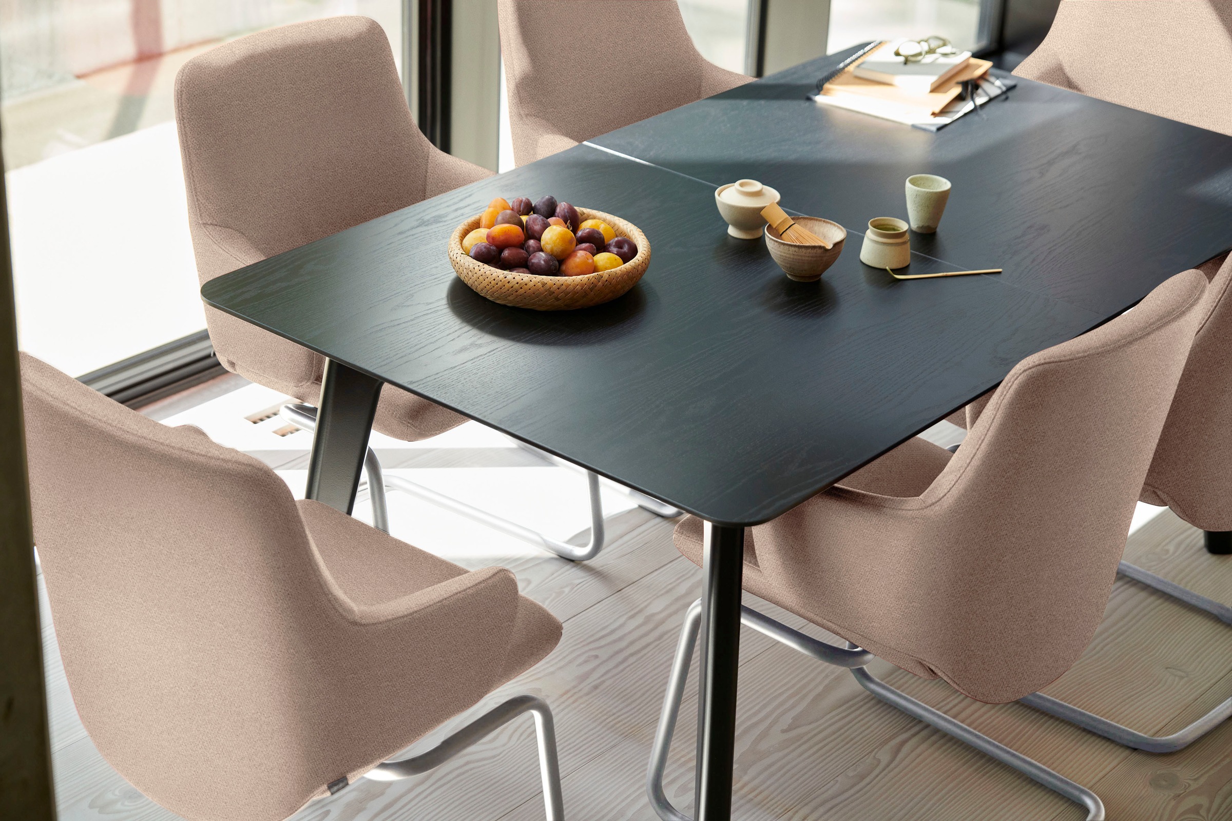 Stressless® Polsterstuhl »Laurel«, ROHLEDER Stoff Q2 FARON, Low Back mit Armlehne, Größe L, mit Beinen aus Stahl in Schwarz matt