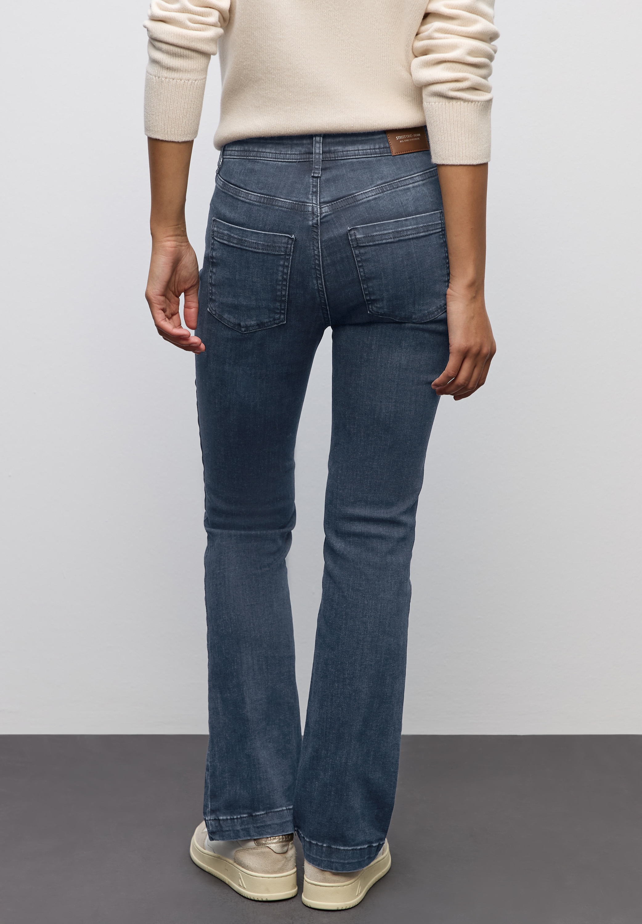 STREET ONE Slim-fit-Jeans »QR Style Bootcut«, im 5-Pocket-Style und mit Stretch
