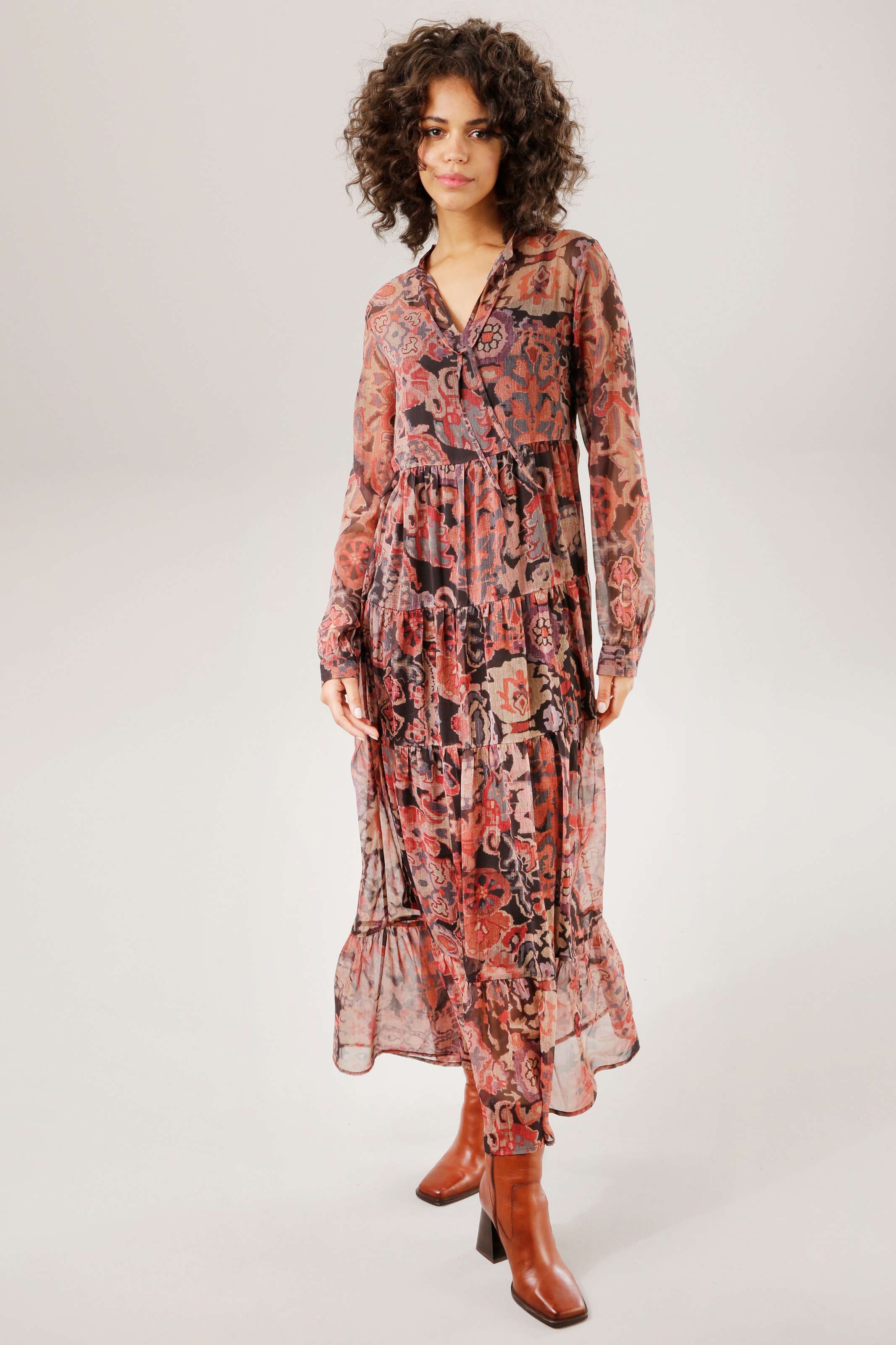 Aniston CASUAL | BAUR NEUE Blumendruck - kaufen mit Maxikleid, graphischem KOLLEKTION (mit für farbharmonischem, Jersey-Unterkleid)