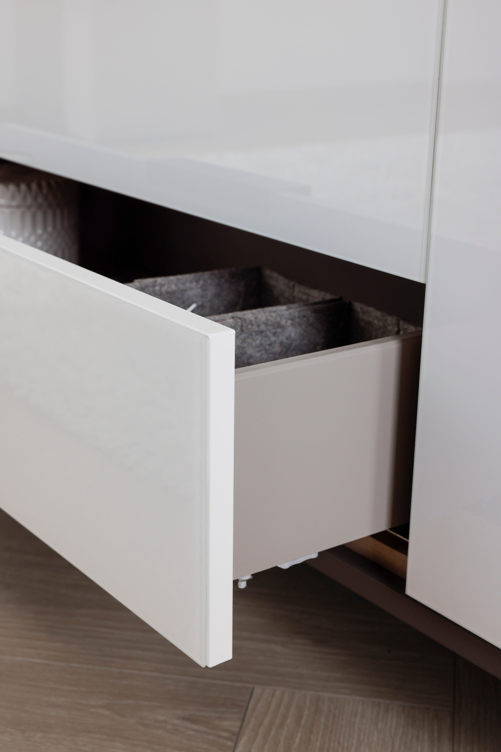 rauch Kombikommode »Kommode Türkommode Sideboard Kombikommode FLIPP mit Glasfront«, (Breite 160 cm mit 2 Einlegeböden), 2-türig mit 3 Schubladen und Soft-Close-Funktion sowie Glasfront