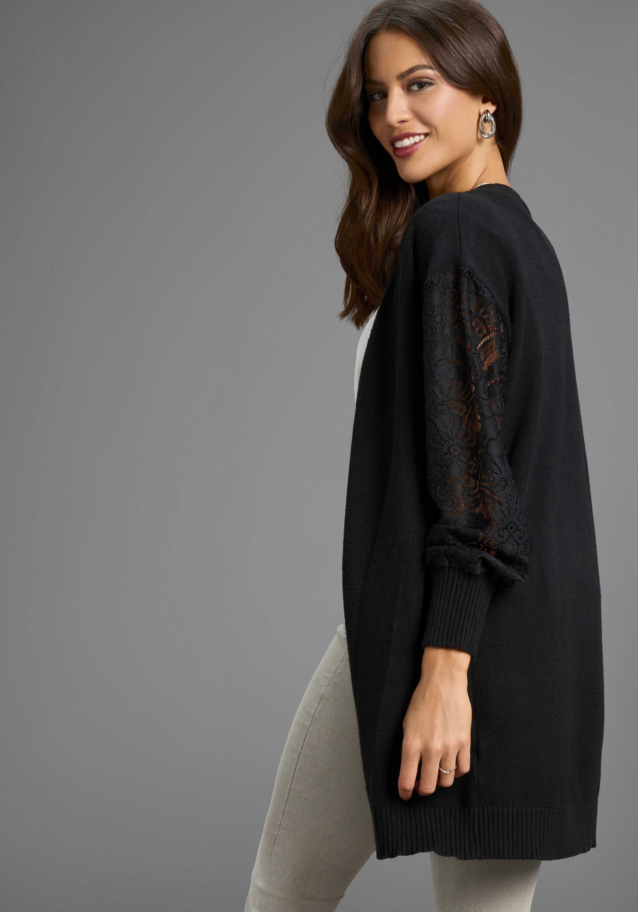 Laura Scott Strickjacke, mit femininen Spitzenärmeln - NEUE KOLLEKTION günstig online kaufen