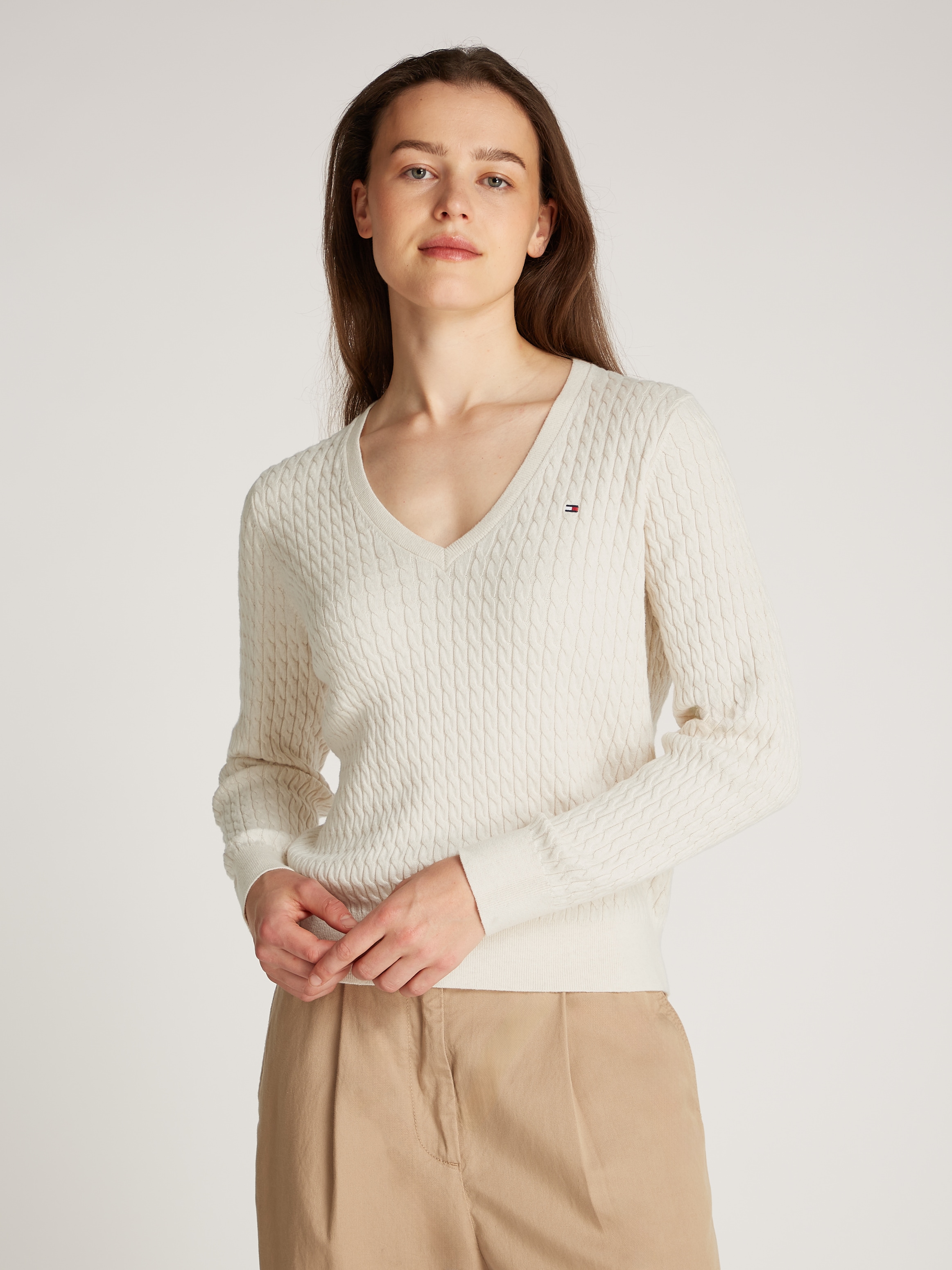 TOMMY HILFIGER V-Ausschnitt-Pullover »CO CABLE V-NK LS SWT«, mit Zopfmuster, Logostickerei