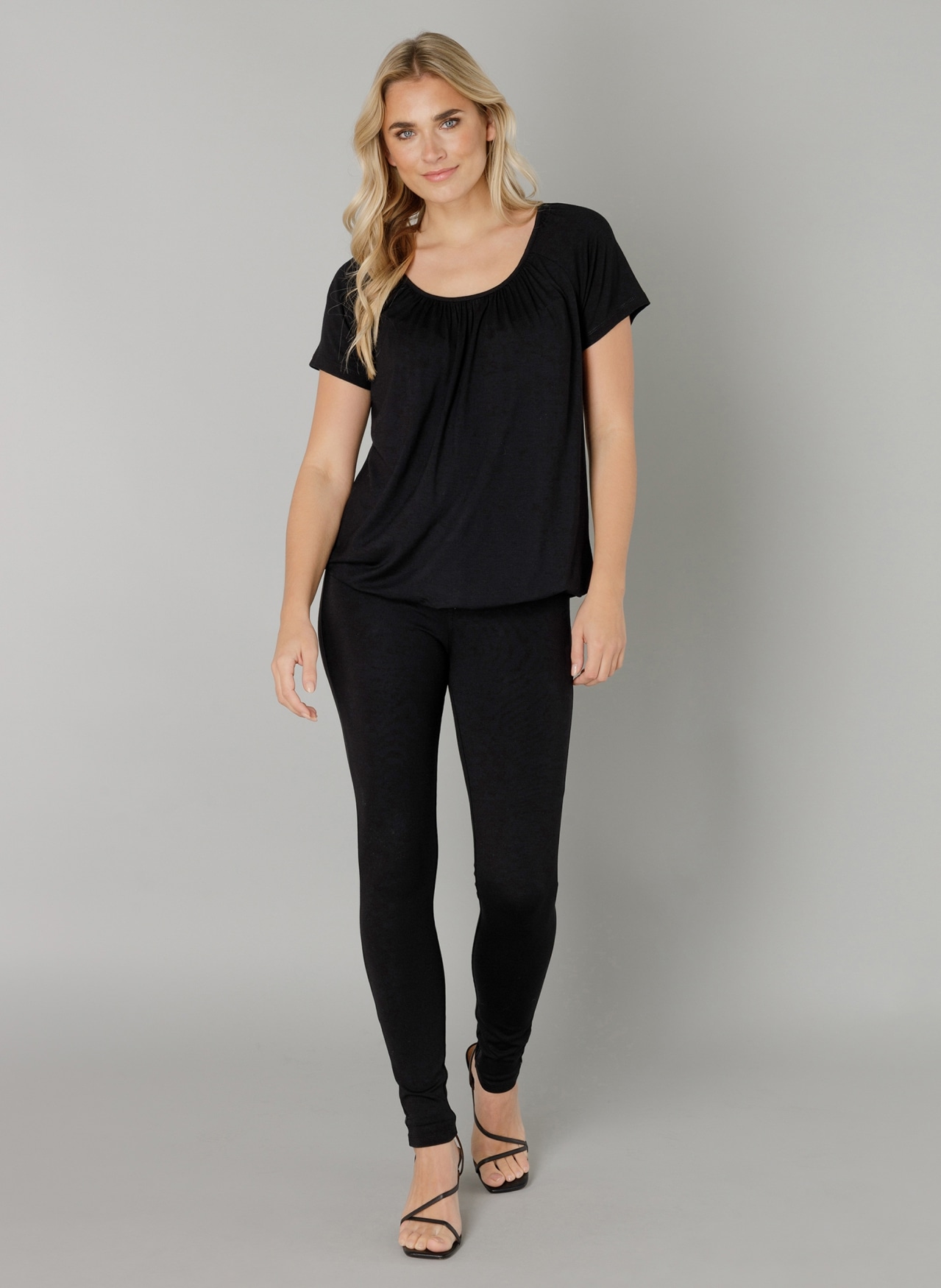 Base Level T-Shirt »Yona«, mit Raffung am Ausschnitt und elastischem Bund