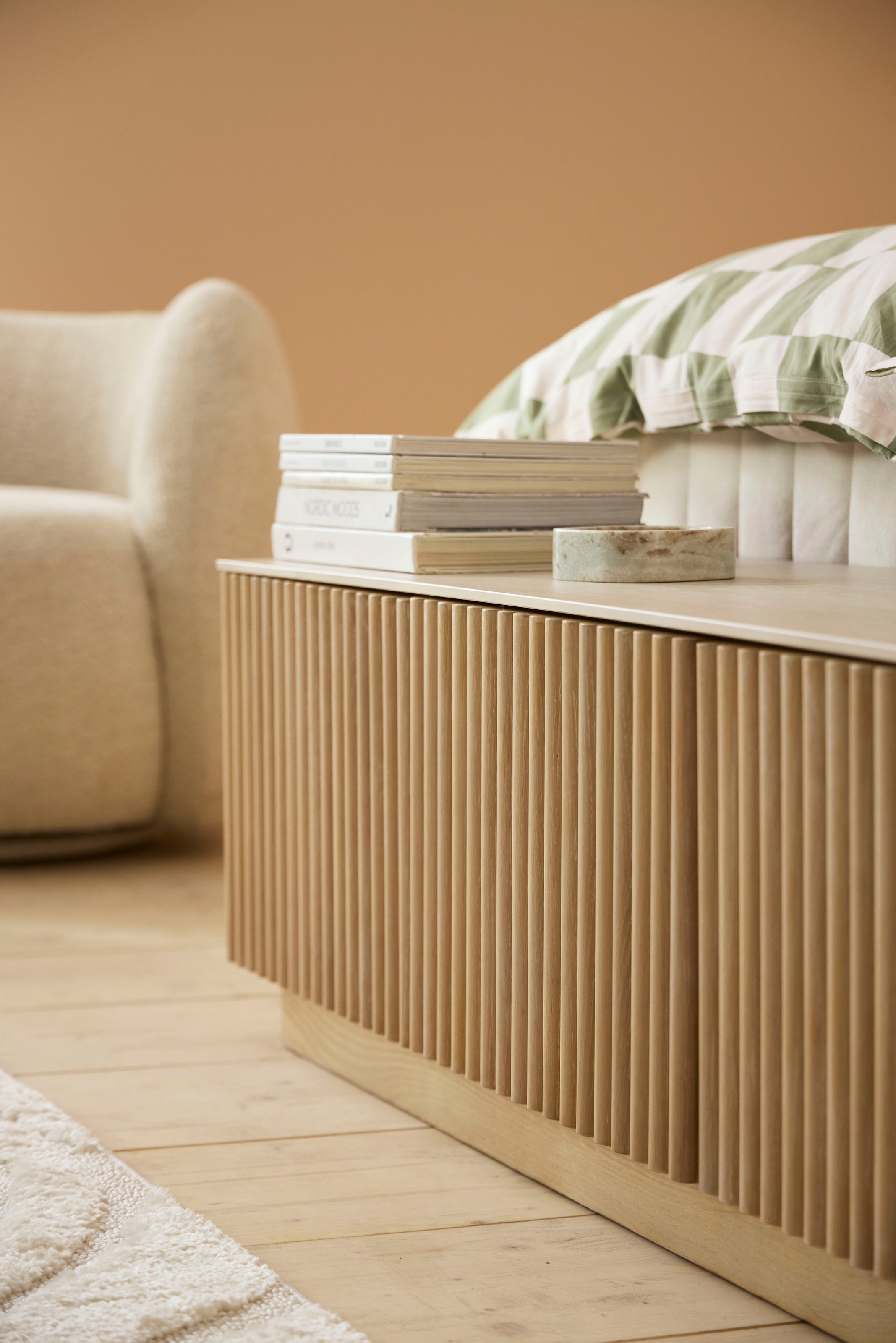 homsy by Ana Johnson TV-Schrank »Solva« Holzoptik aus Esche, geriffelte Front, Keramikplatte, Breite 138 cm