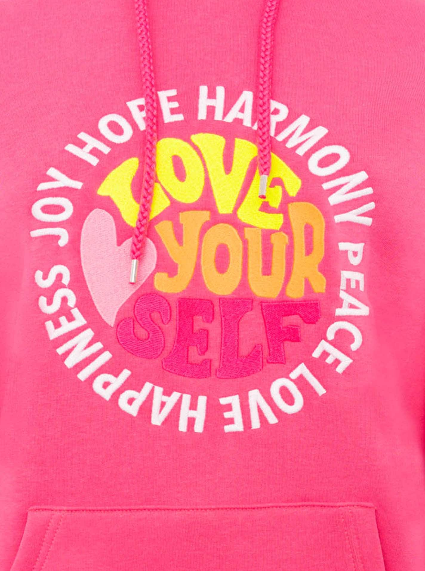 Zwillingsherz Hoodie »"Love Yourslef"«, runde große Frontstickerei, farbige Kordel, Kängurutasche
