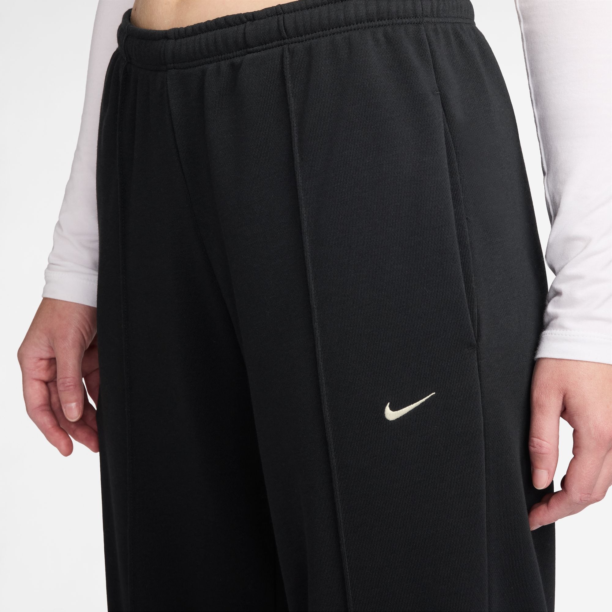 Nike Sportswear Sporthose »W NSW OFFLN CHLL FT OH MR PANT«  aus Baumwolle und Polyester, mit elastischem Bund, lockerer Schnitt
