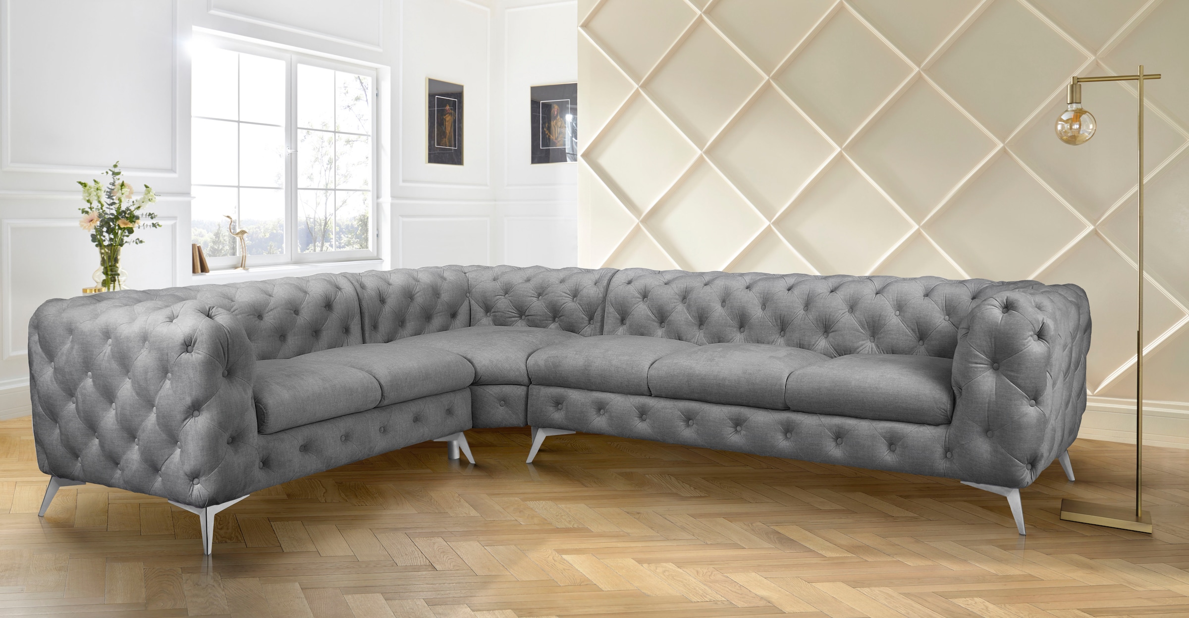 Leonique Chesterfield-Sofa »Ecksofa GLYNIS L-Form mit Wellenunterfederung, Maße B/T/H 323/264/75cm«, aufwändige Knopfheftung, moderne Chesterfield Optik, Fußfarbe wählbar