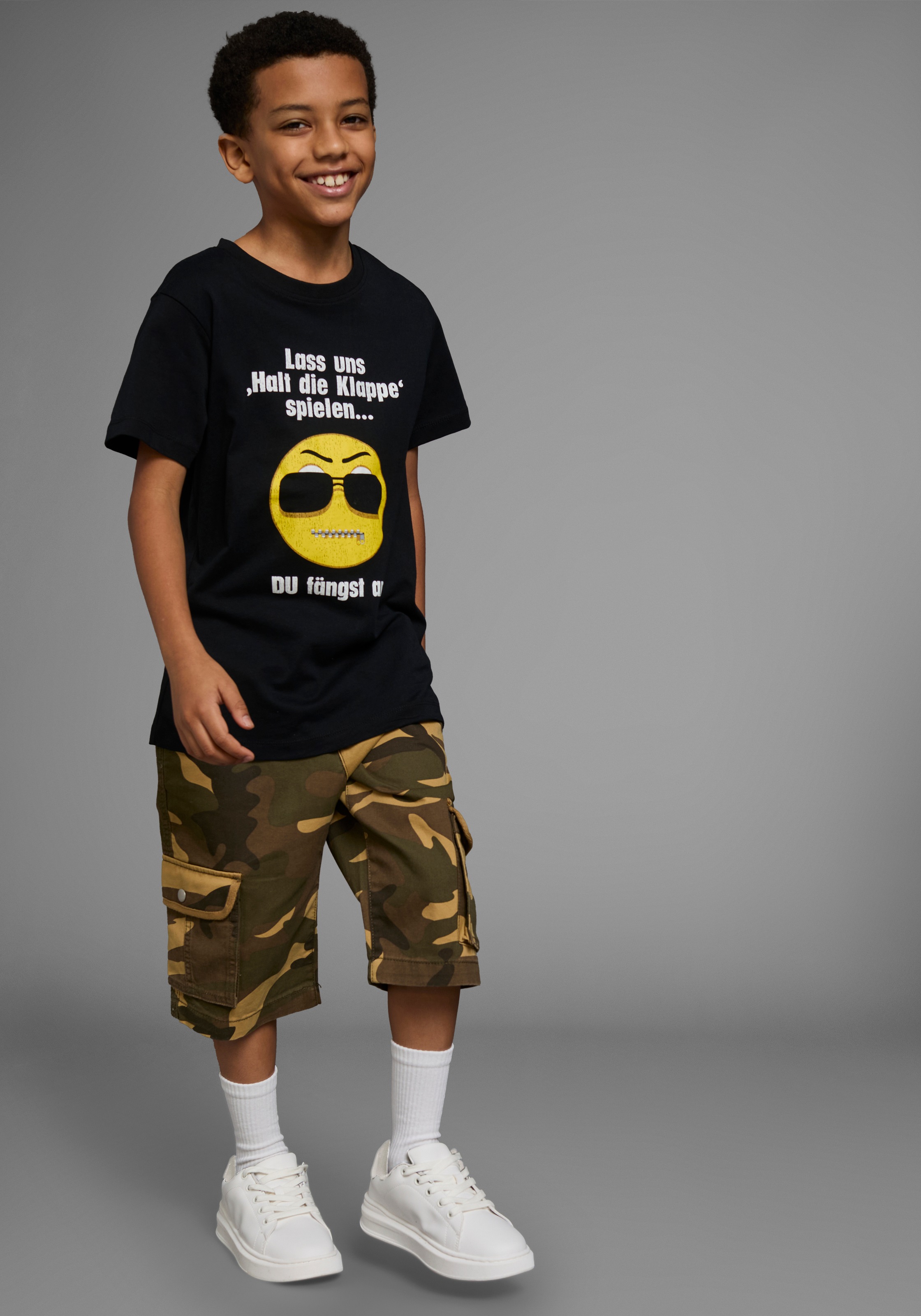 KIDSWORLD T-Shirt »Mit Spruch: LASS UNS: HALT DIE KLAPPEN! SPIELEN«, Kurzarm, Basic-Passform, mit trendigen Statements und Sprüchen