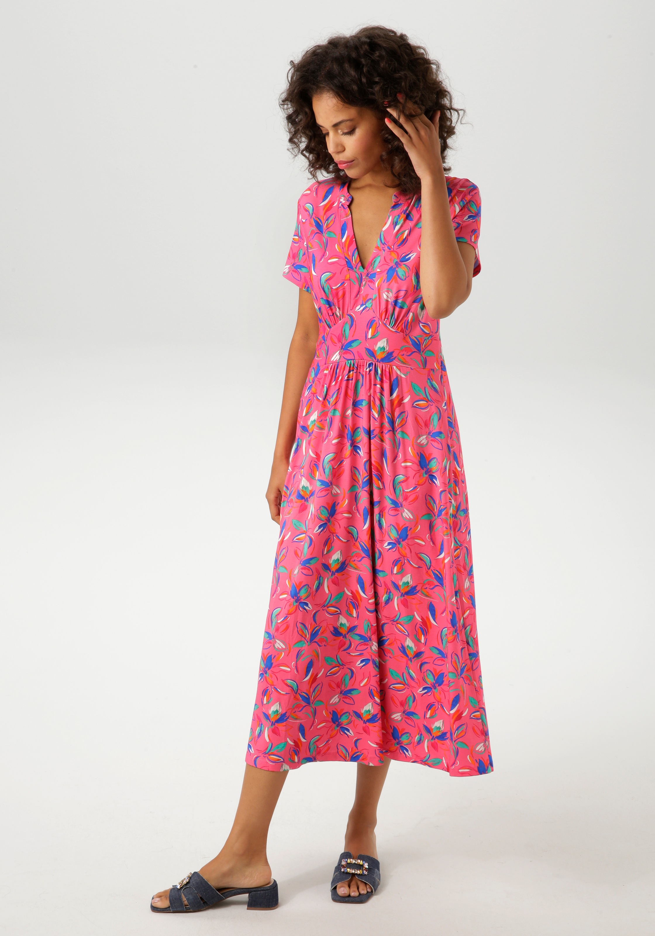 Aniston CASUAL Sommerkleid, mit kunstvollen Blüten und Blättern bedruckt günstig online kaufen