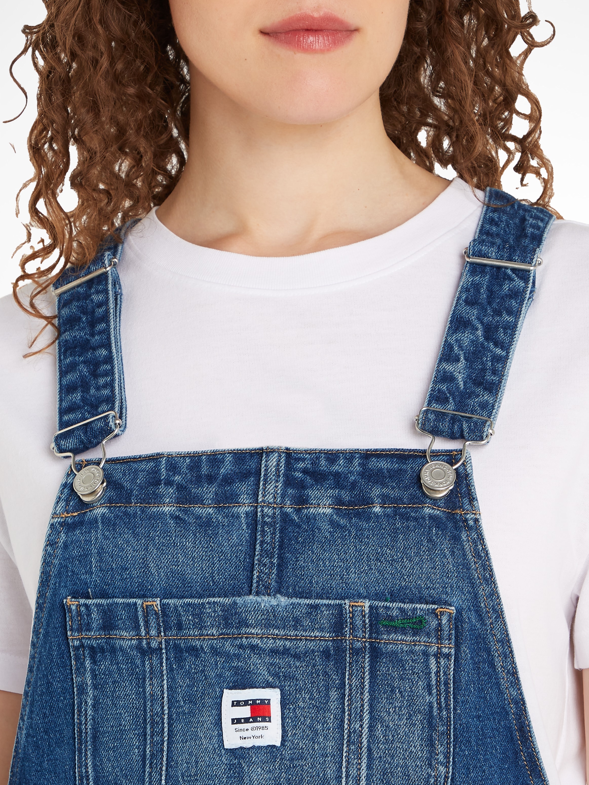 Tommy Jeans Latzkleid »DUNGAREE DENIM DRESS CH6138«, mit Tommy Jeans Flagge