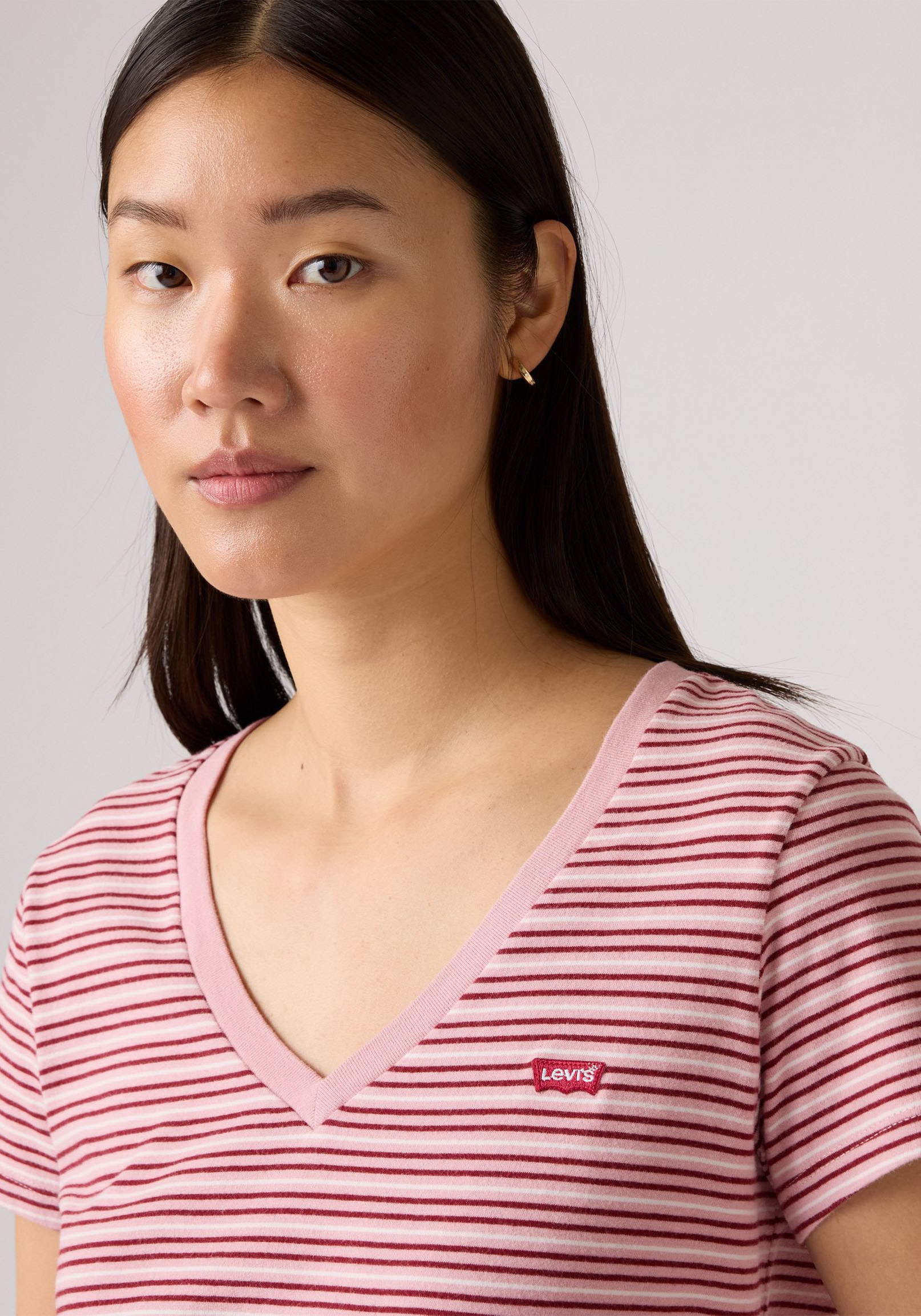 Levi's® V-Shirt »PERFECT VNECK«, mit Mini-Batwing-Logostickerei
